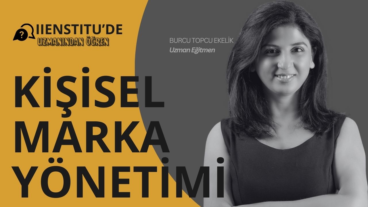 Siyah elbiseli bir kadın kollarını kavuşturmuş, göğsünde mor bir yıldızla duruyor. Yüzünü çerçeveleyen koyu renk saçlarıyla gülümsüyor. Arkasında büyük Y harfi olan sarı ve siyah bir tabela var. Her iki yanında siyah harflerle mor zeminler var. Sağ eli dirseğine dokunuyor.