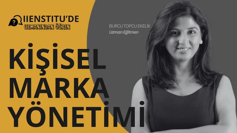 Siyah elbiseli bir kadın kollarını kavuşturmuş, göğsünde mor bir yıldızla duruyor. Yüzünü çerçeveleyen koyu renk saçlarıyla gülümsüyor. Arkasında büyük Y harfi olan sarı ve siyah bir tabela var. Her iki yanında siyah harflerle mor zeminler var. Sağ eli dirseğine dokunuyor.
