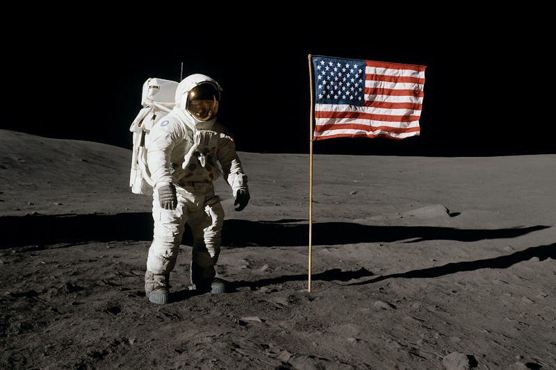 Neil Armstrong, 20 Temmuz 1969’da Ay’da Amerikan bayrağı yanında