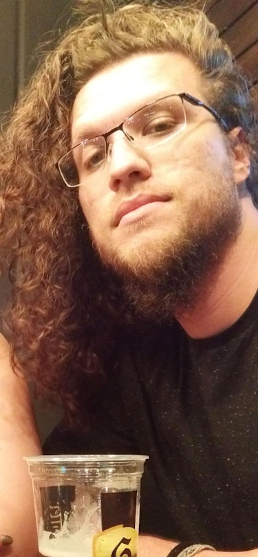 Minha foto de perfil, estou usando óculos, cabelo comprido, e aparece um copo de cerveja