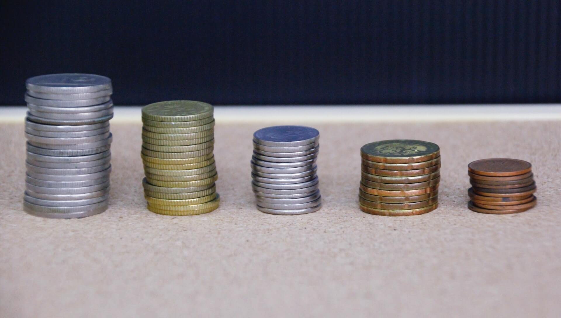 Moedas simbolizando reserva de emergência ou poupança