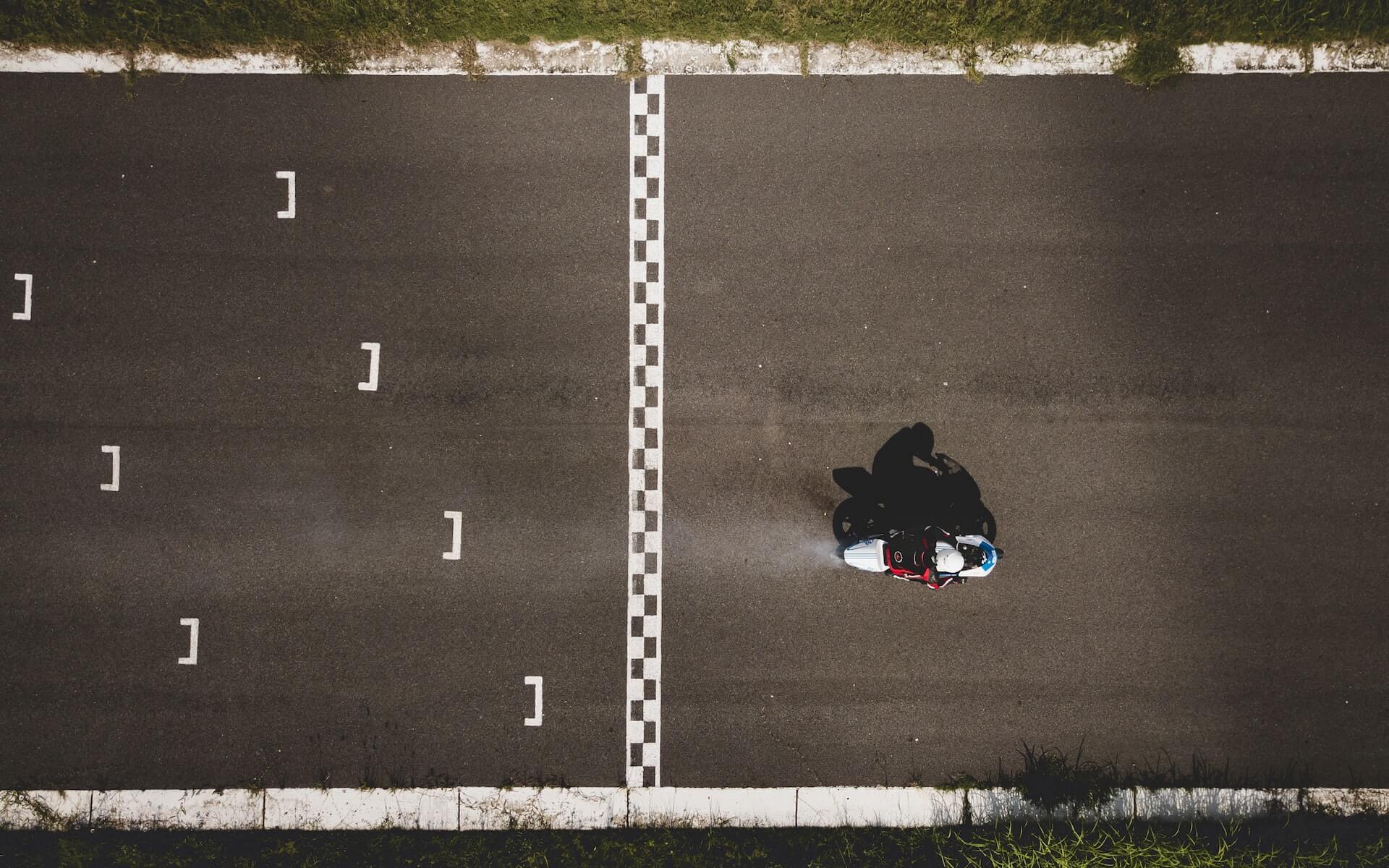 Uma moto ultrapassando a linha de chegada