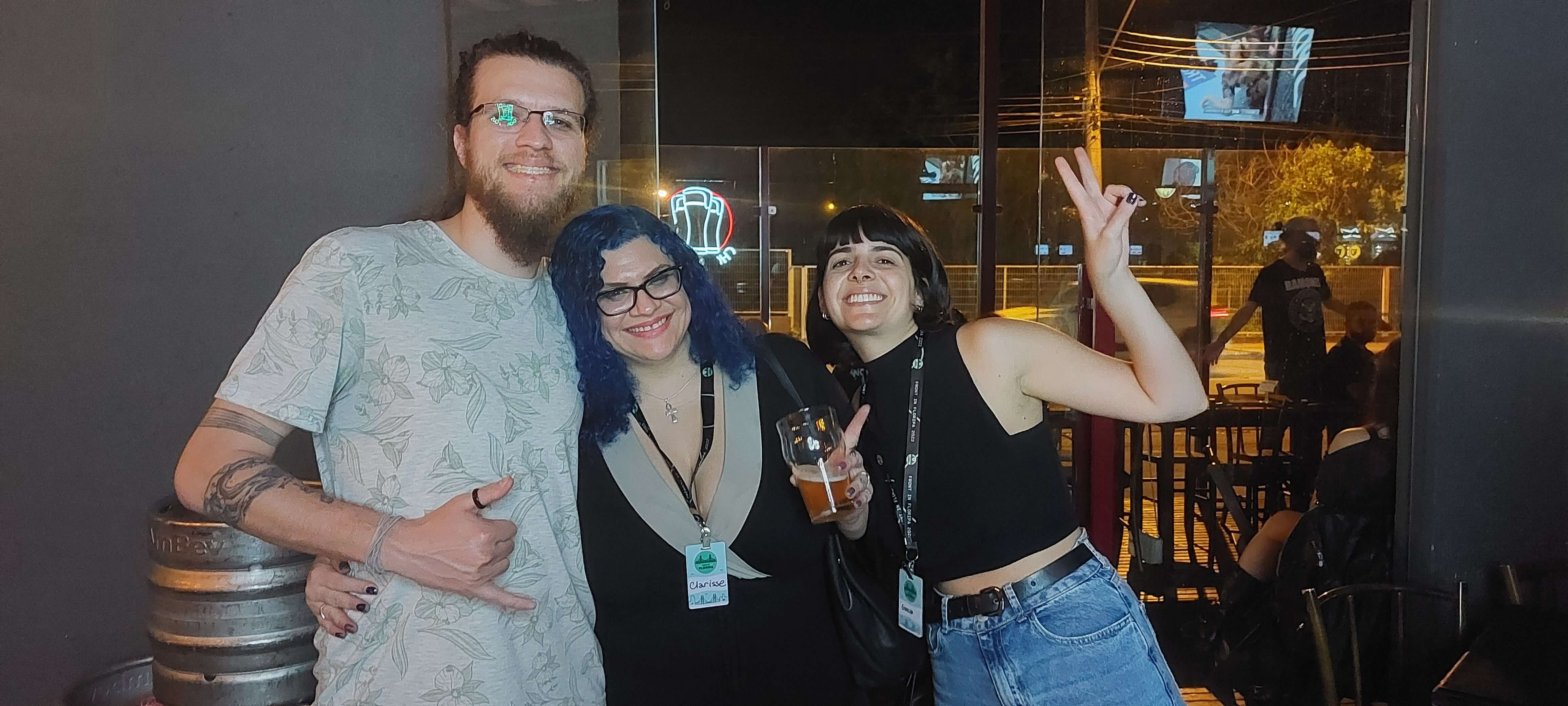 eu no bar chopp do gus com a clarisse e a giulia
