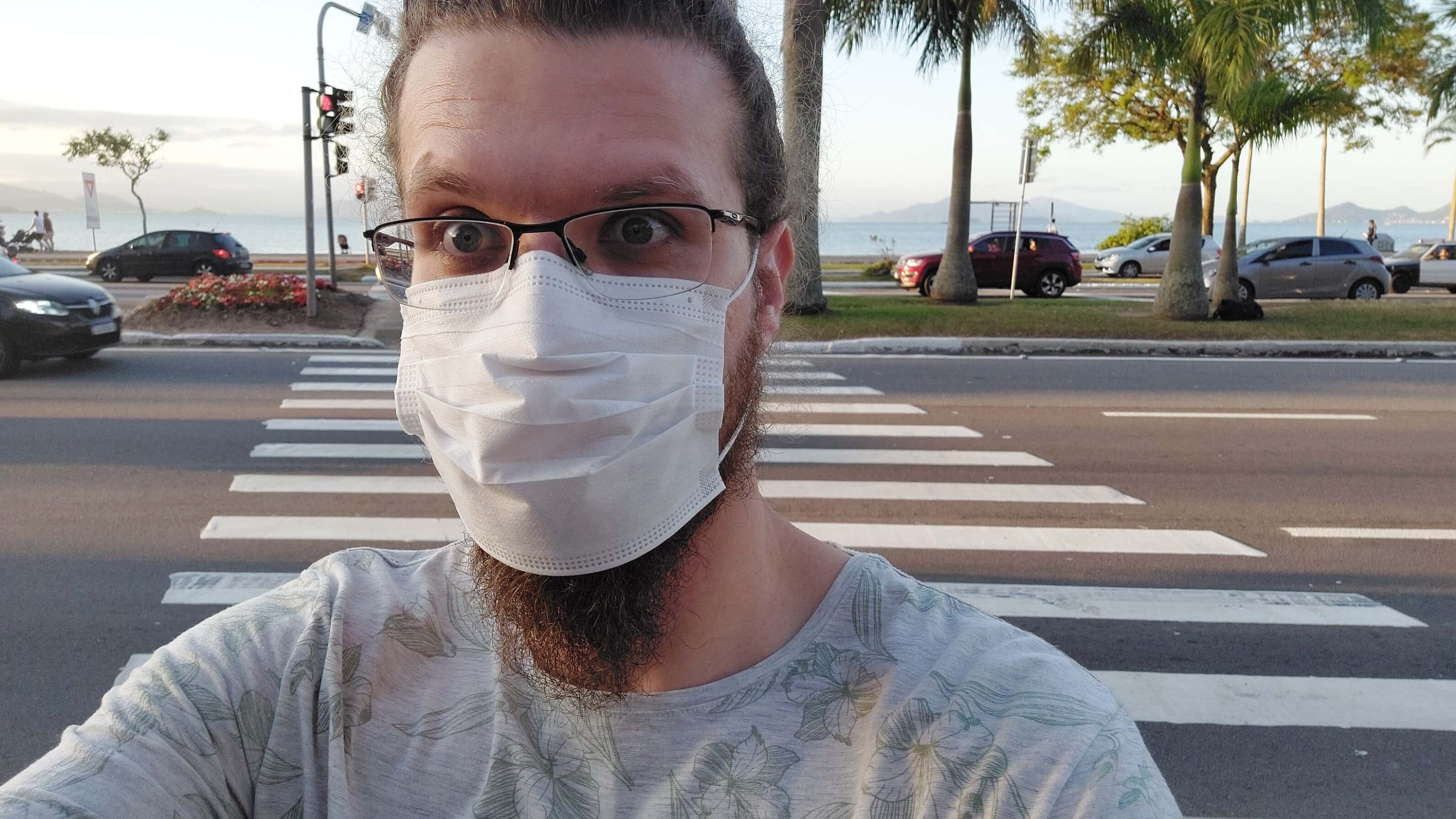 eu de máscara de proteção contra a covid na avenida beira-mar em florianópolis