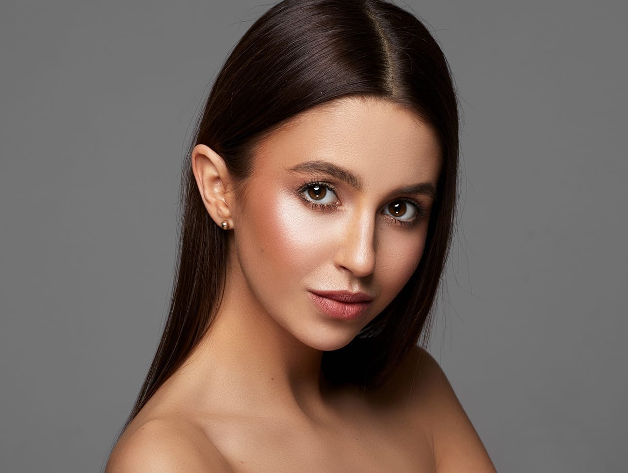 woman with straight brunette hair
