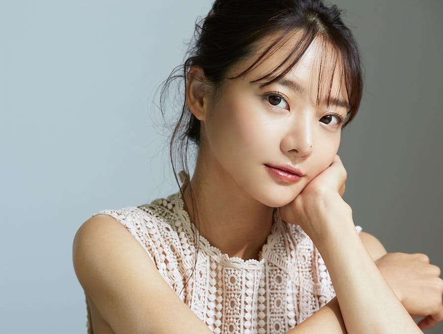 asain woman leaning chin on her hand