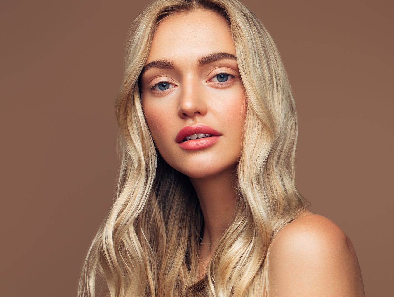 woman with wavy blonde hiar