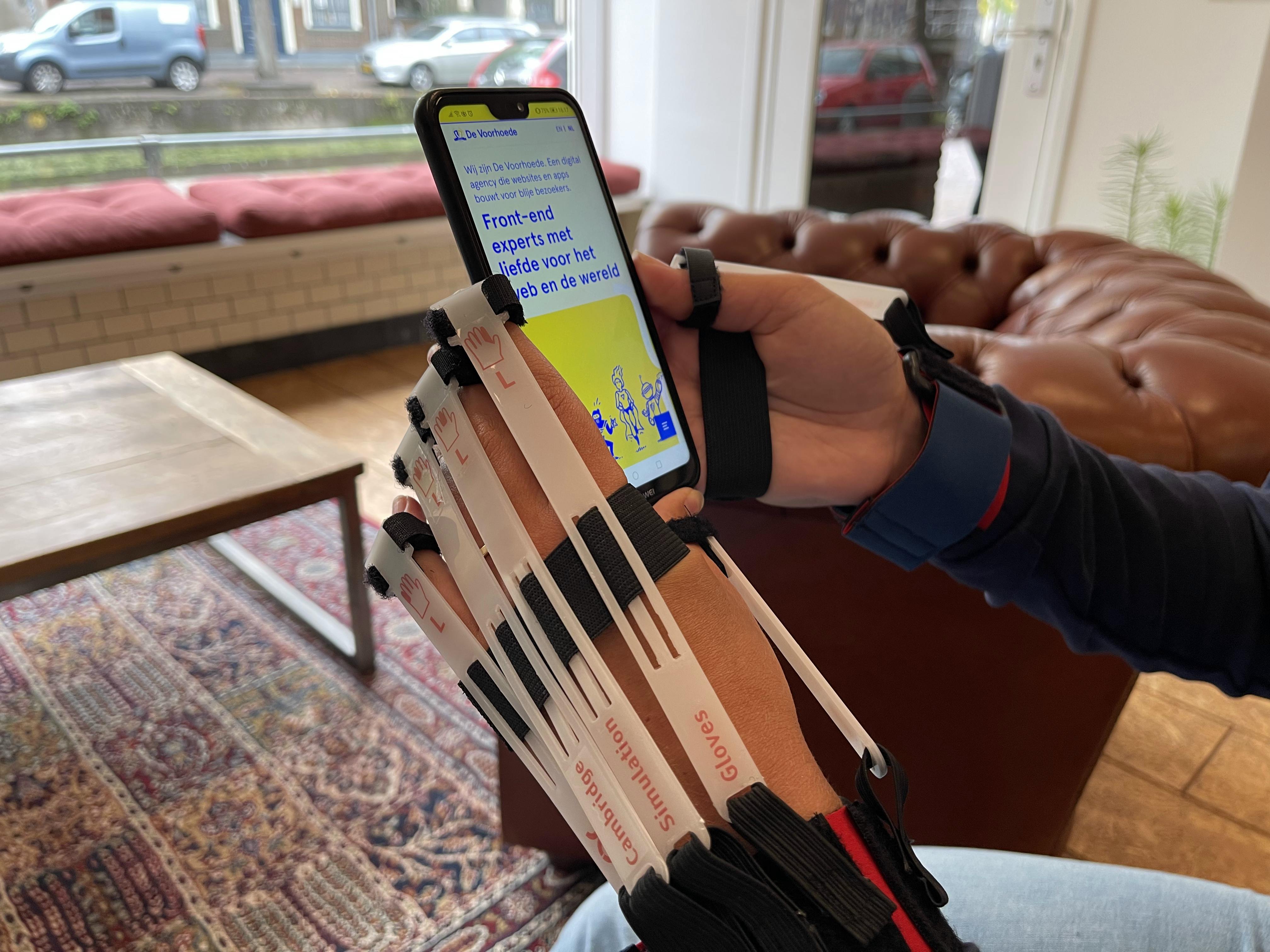 Browsing on a mobile phone with simulation gloves to test accessibility