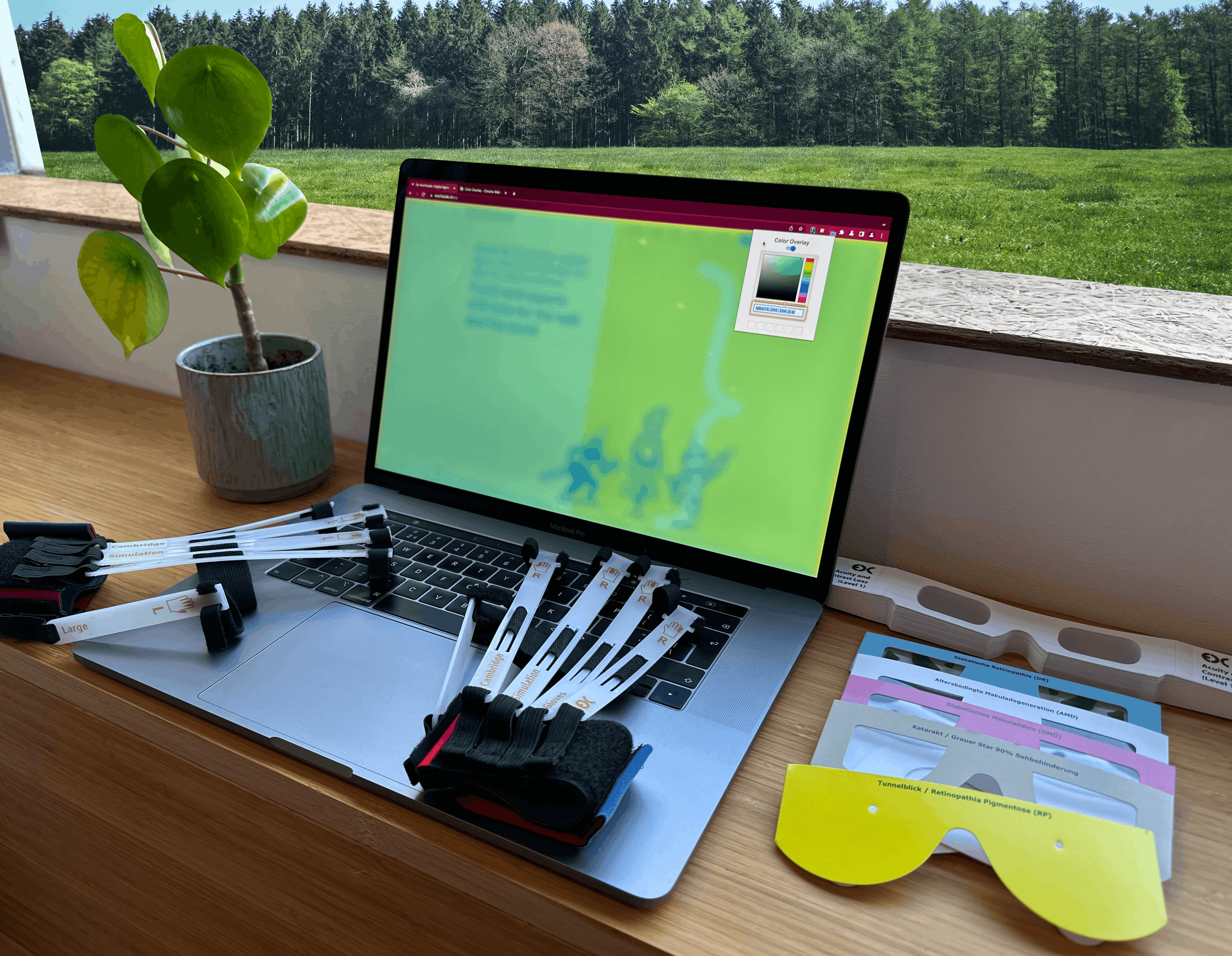 laptop met toegankelijkheidstools, waaronder simulatie handschoenen en brillen
