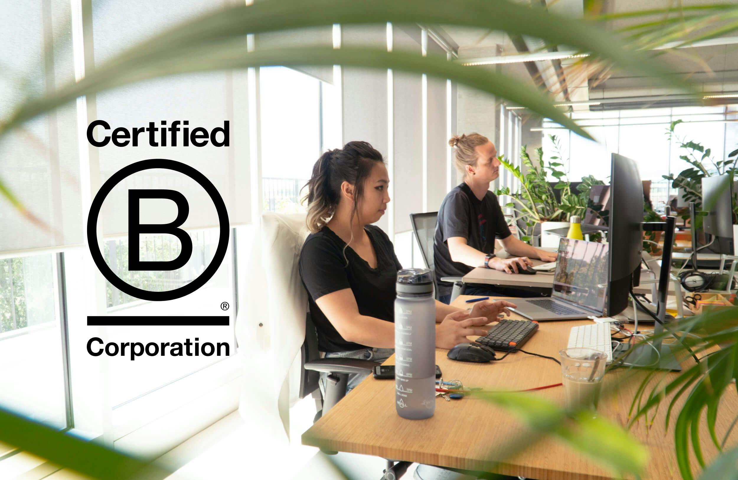 Developers op kantoor bij De Voorhoede. Over de foto is het logo geplaatst van Certified B Corporation