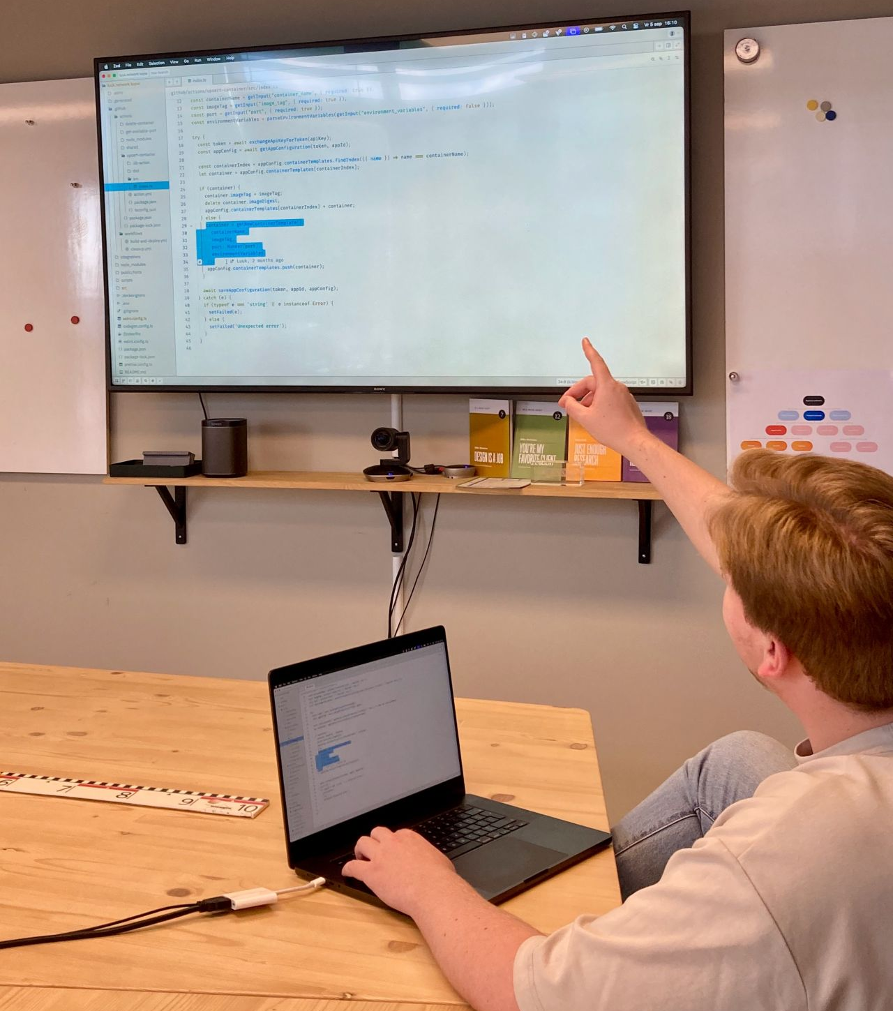 Onze collega Luuk presenteert een pillot voor de migratie van een website naar Scaleway.