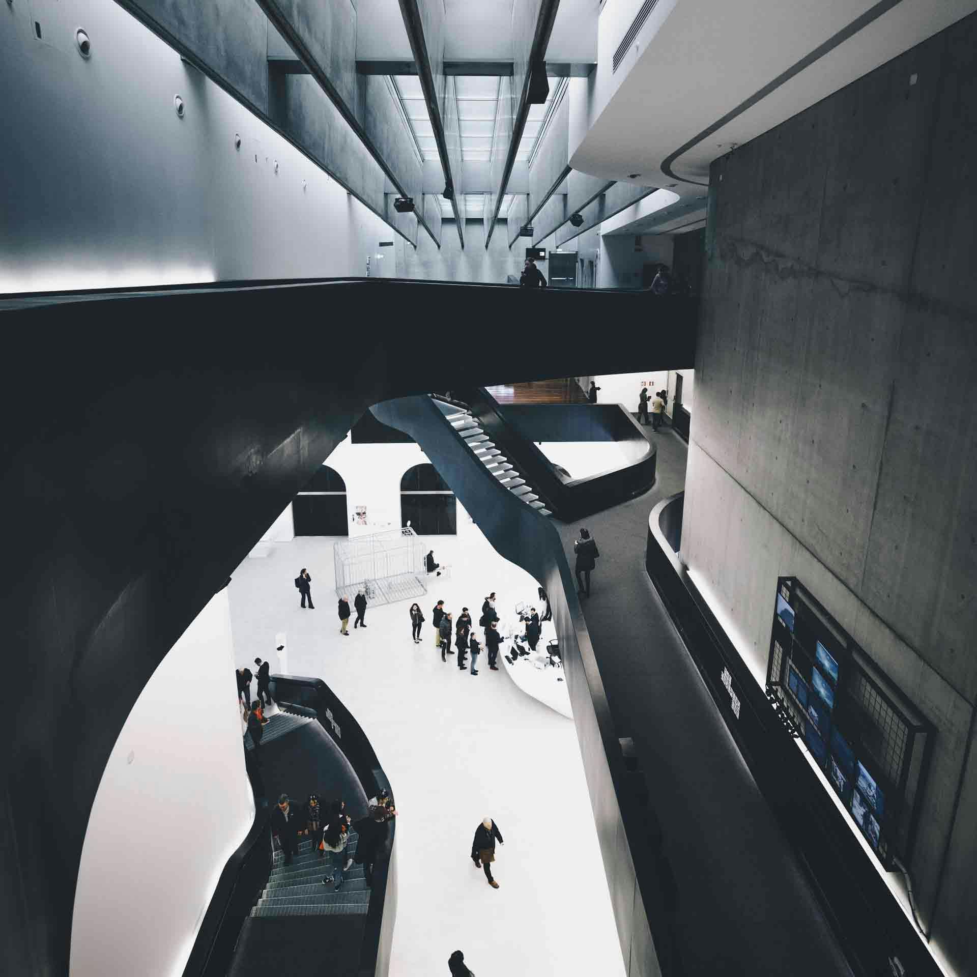 Foto dall'alto del corridoio di un museo.