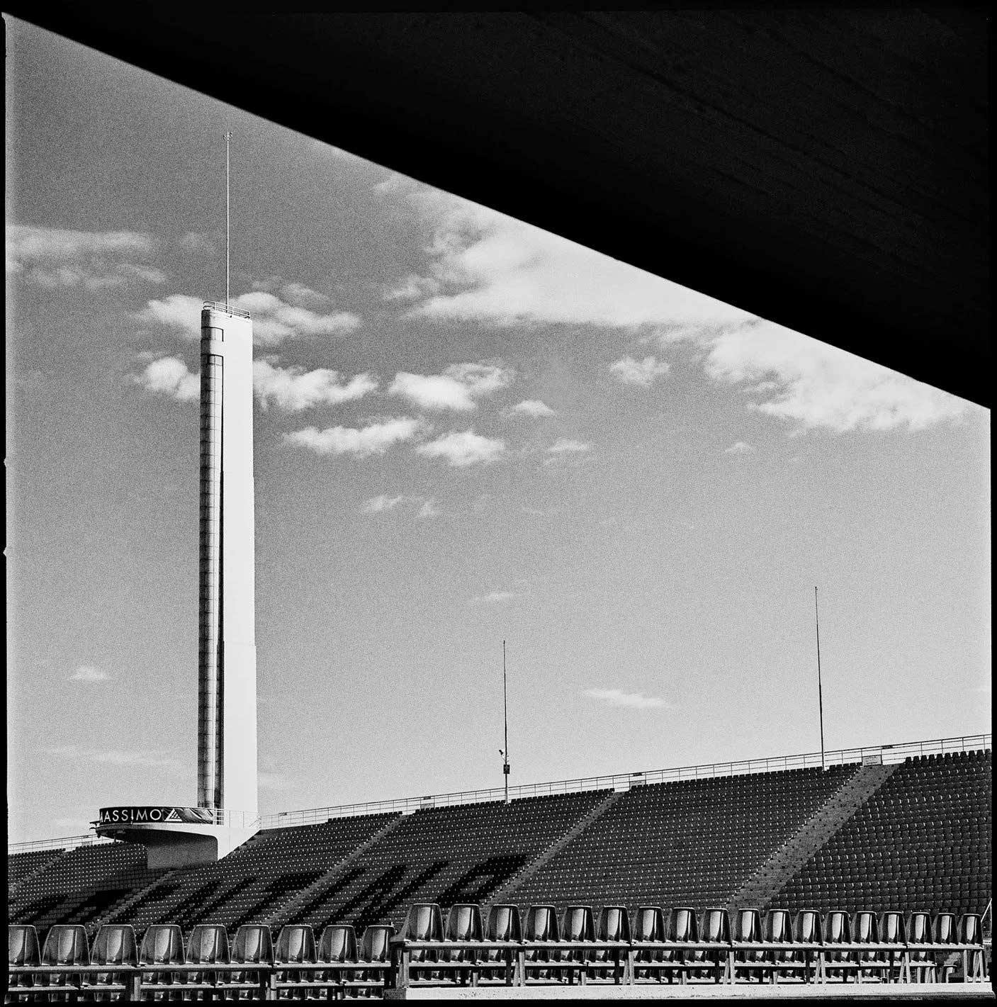 Fotografia in bianco e nero della Torre di Maratona dello Stadio Artemio Franchi di Firenze disegnato da Nervi