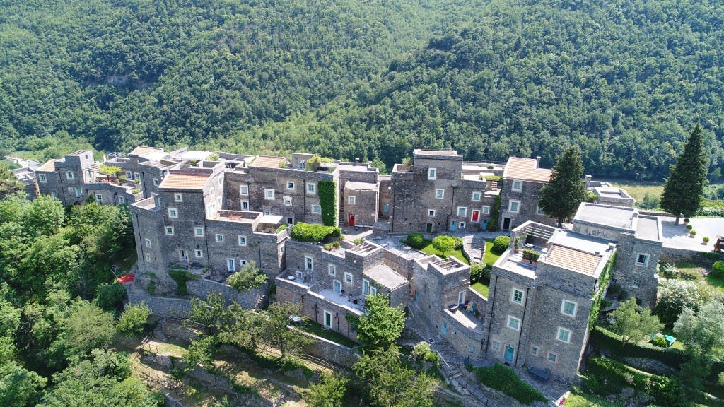 Foto di un borgo immerso in una vallata verde