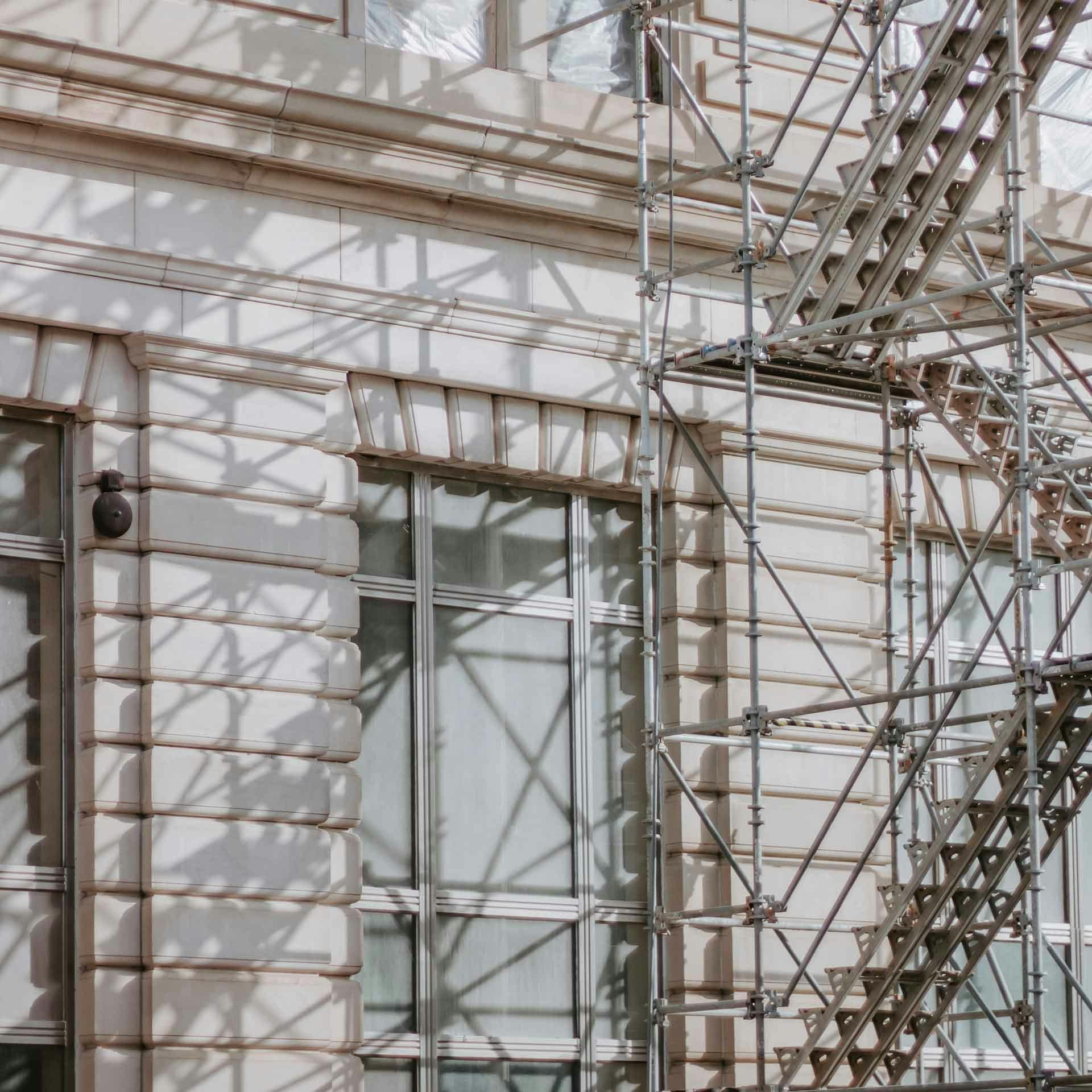 Facciata palazzo con scala su ponteggio