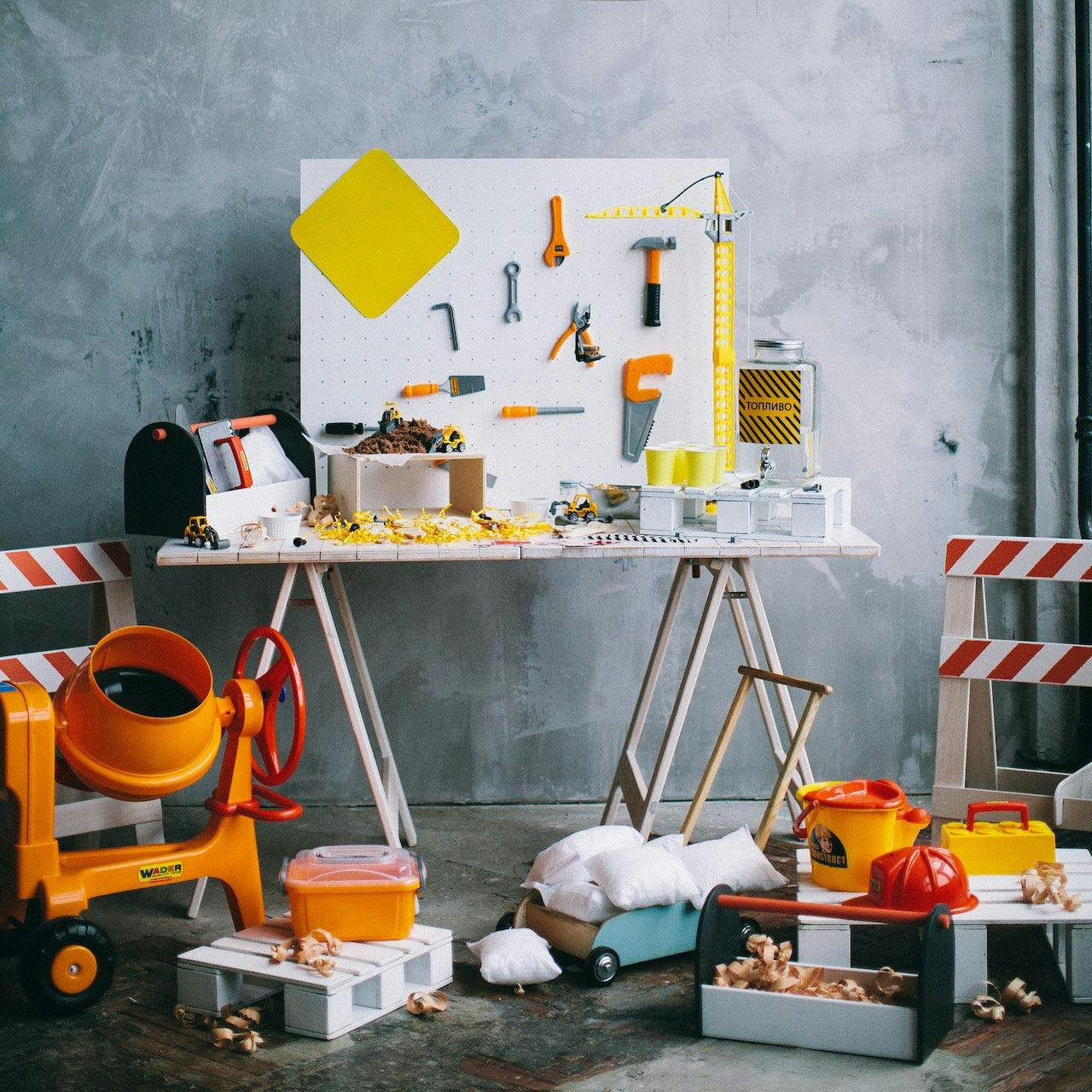 tavolo da lavoro con attrezzi