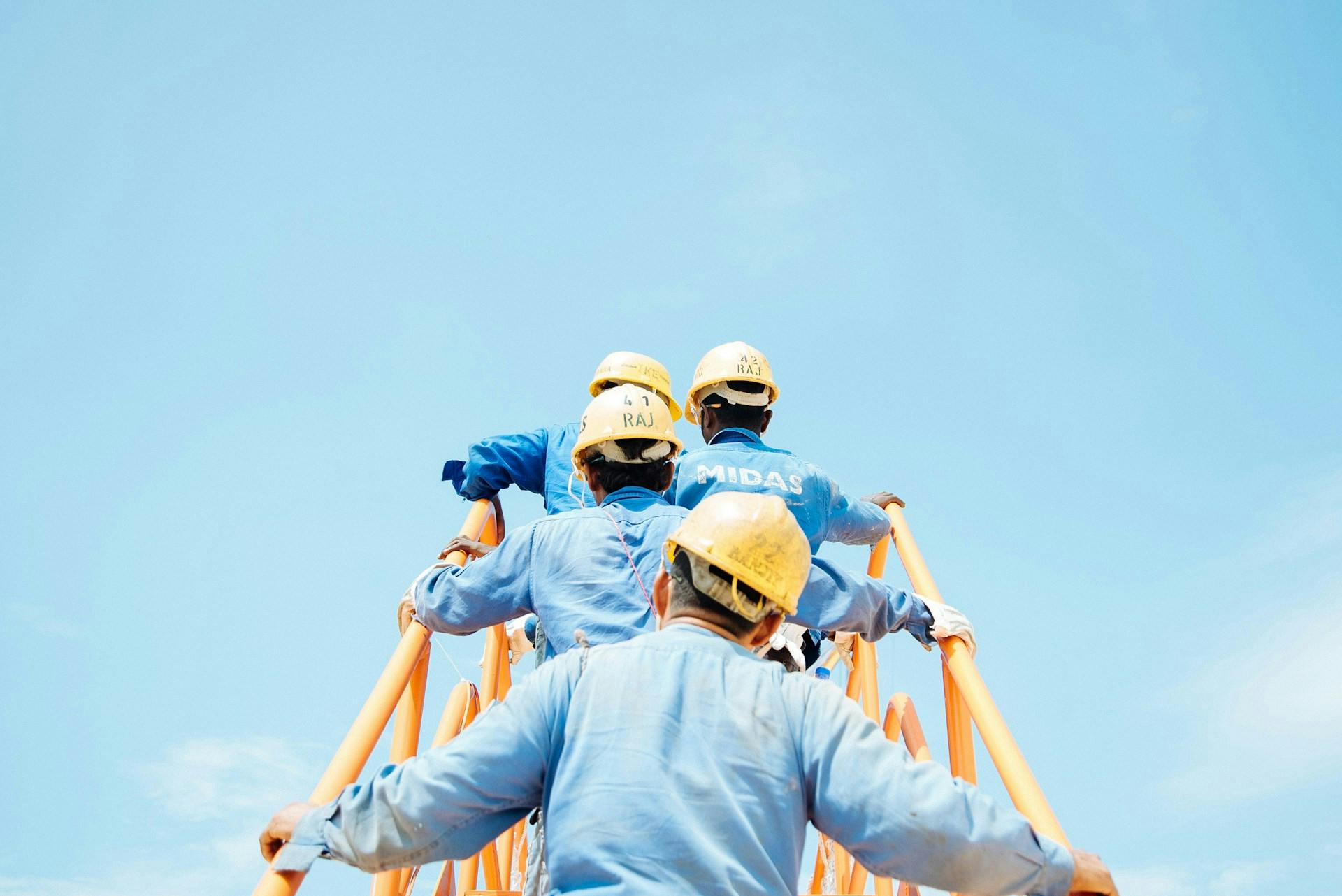Persone in cantiere con casco da lavoro