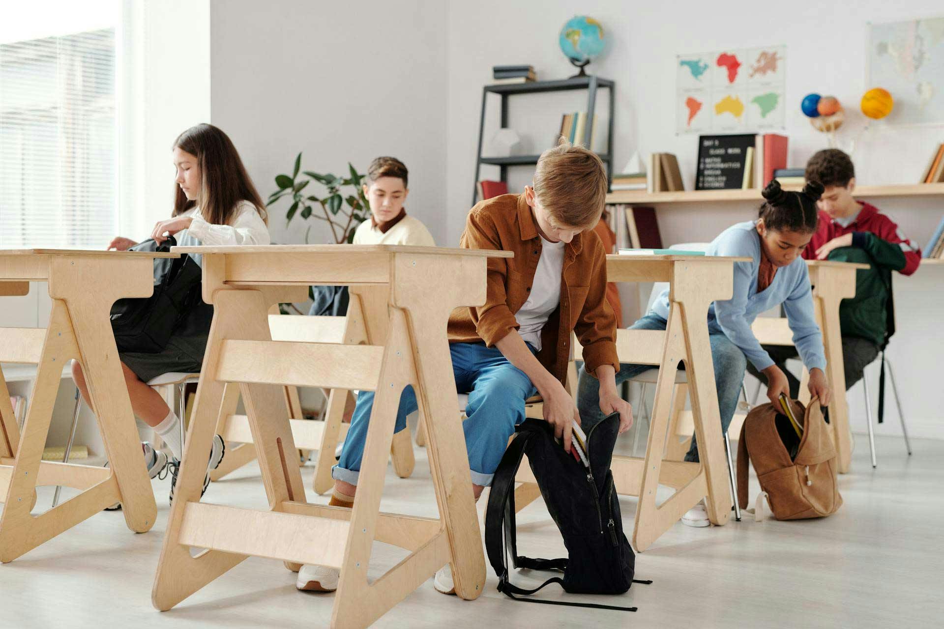 Bambini sui banchi di scuola