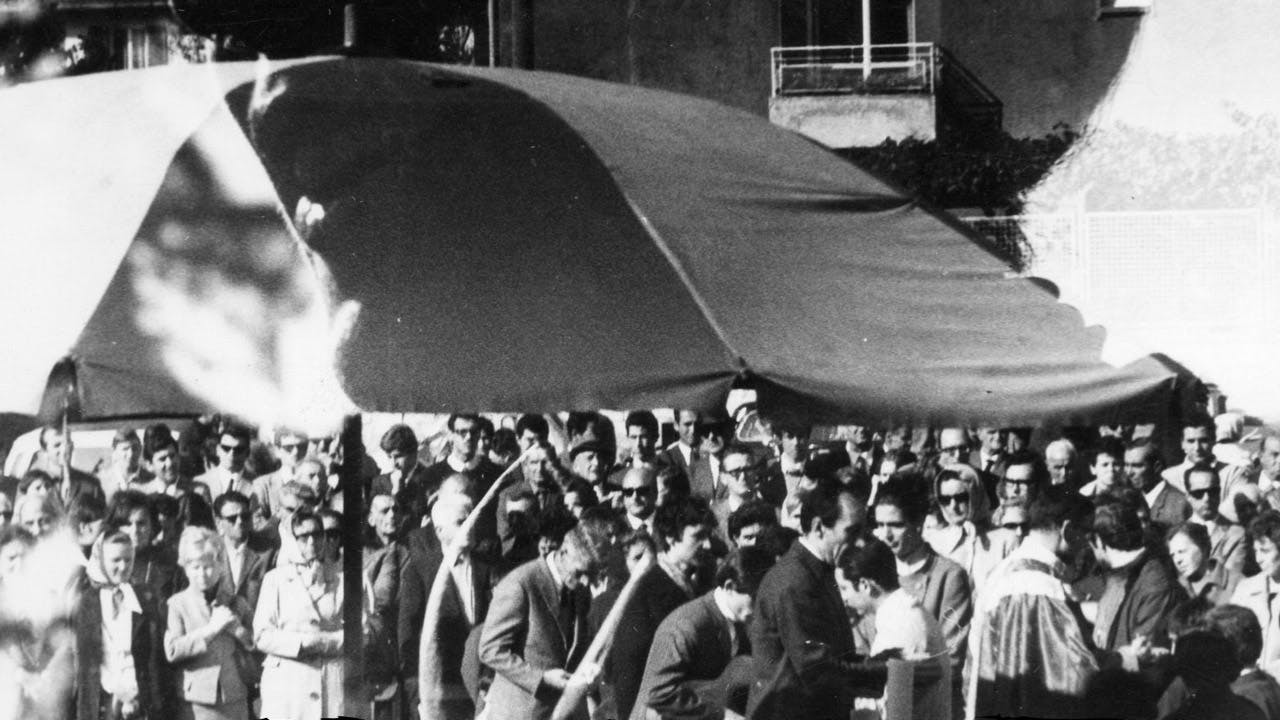 Persone riunite in piazza