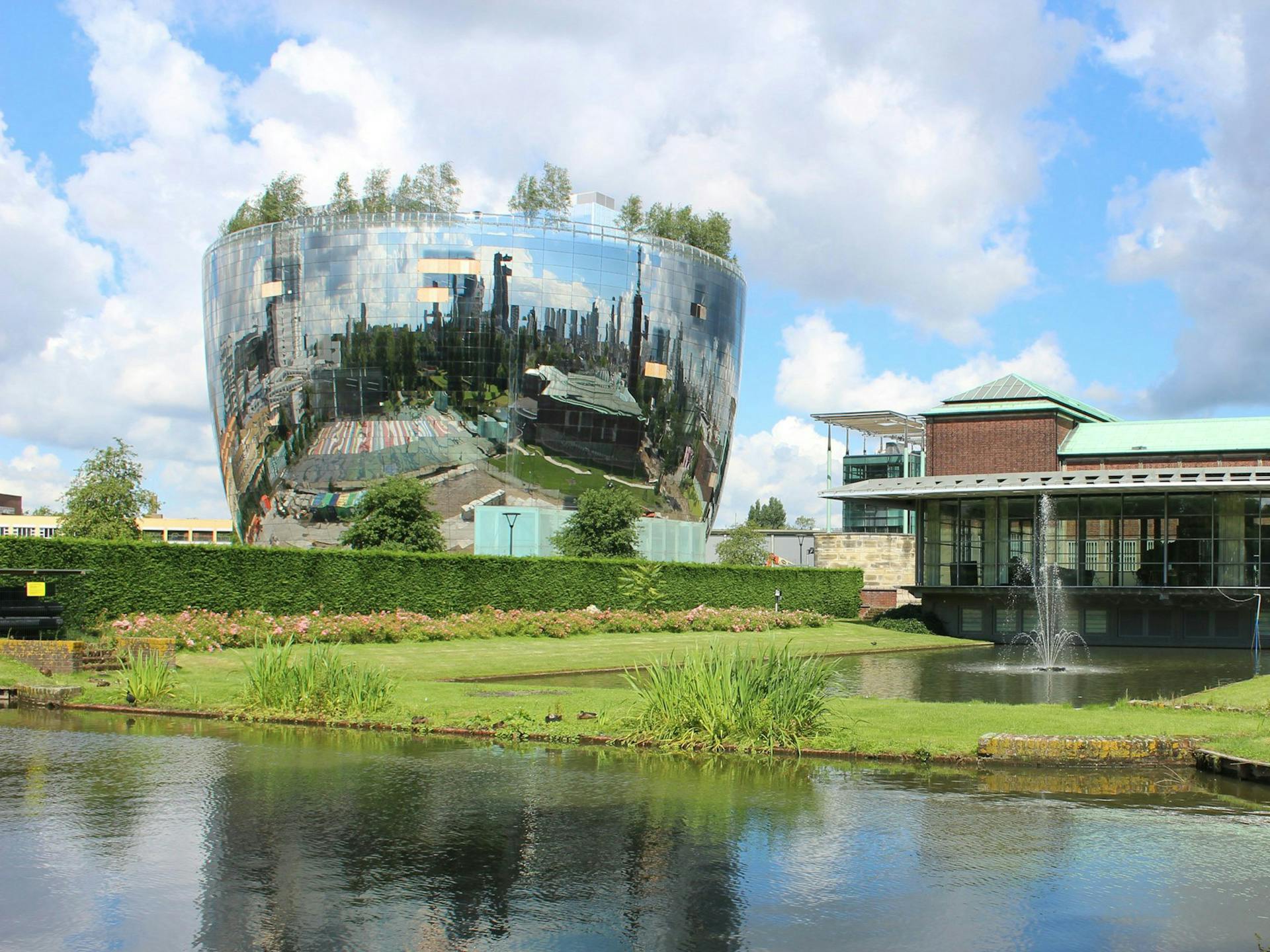 Architettura contemporanea con verde