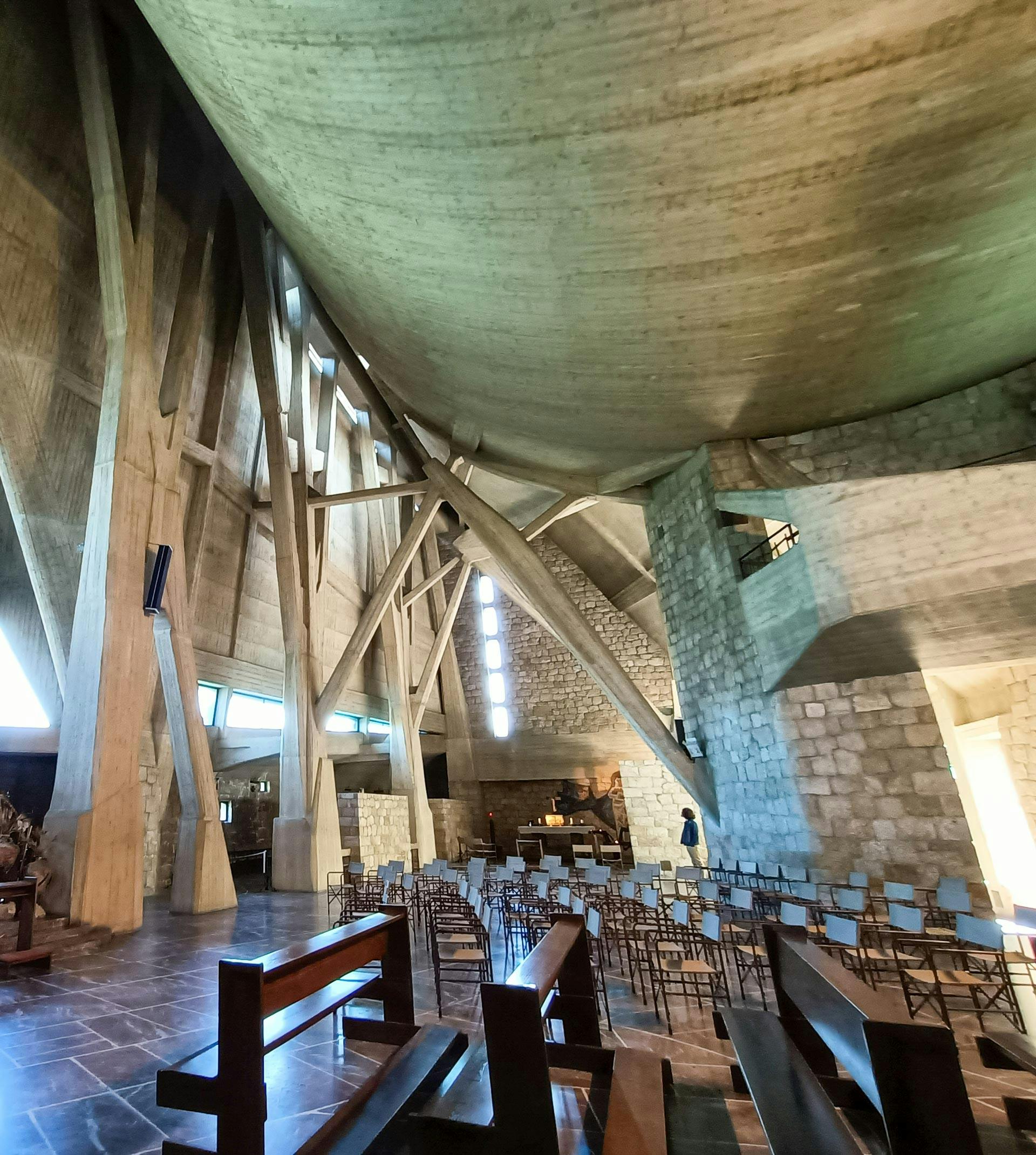 Interno chiesa autostrada Michelucci