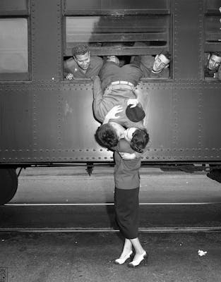 Bacio prima della partenza in treno