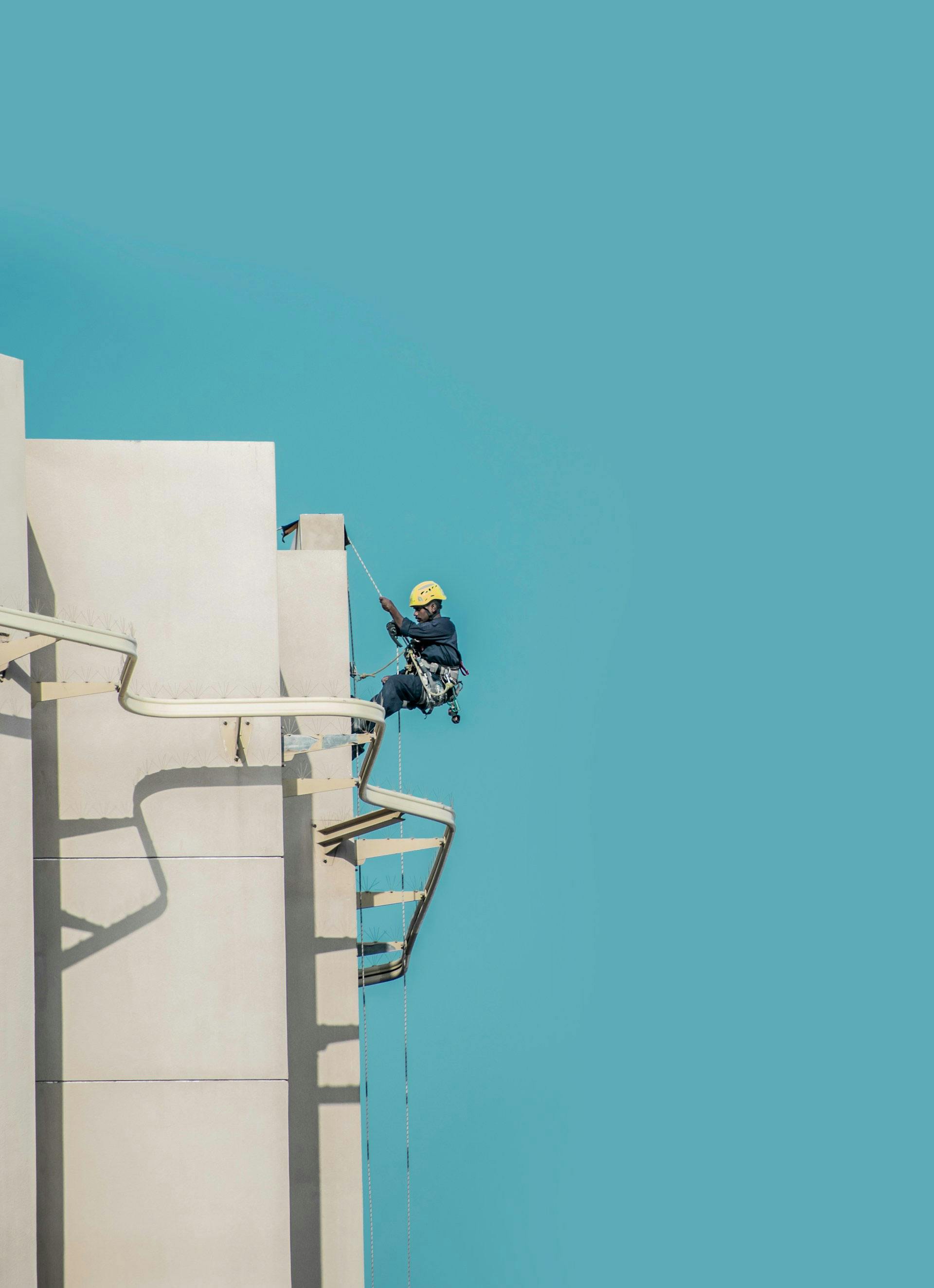 operaio con casco e fune