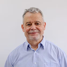 Portrait photo of Dr Peter Regez