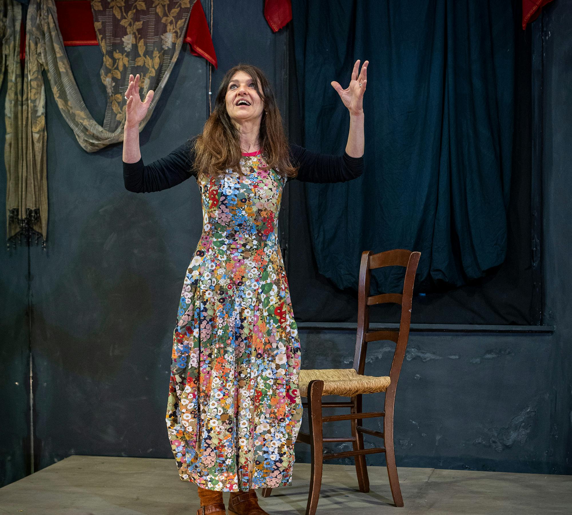 Elisabetta Salvatori alla Fioreria delle Storie di Querceta Elisabetta Salvatori alla Fioreria delle Storie di Querceta