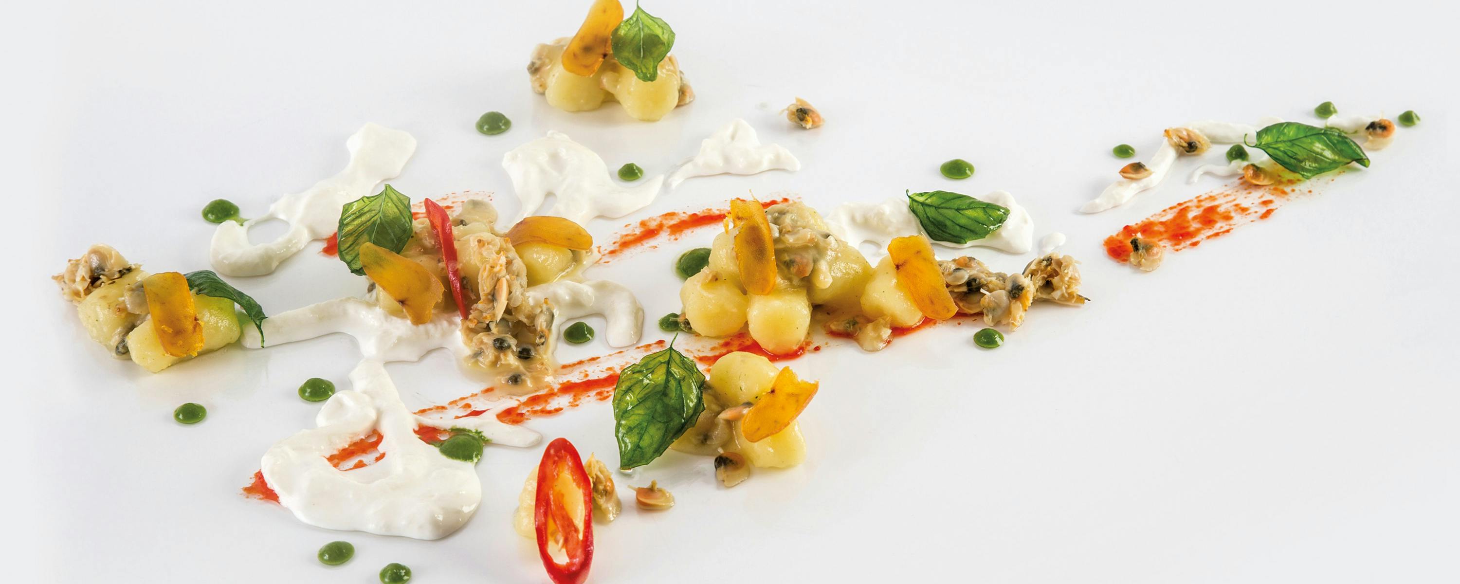 Gnocchi di patate alle arselle con stracciatella e bottarga