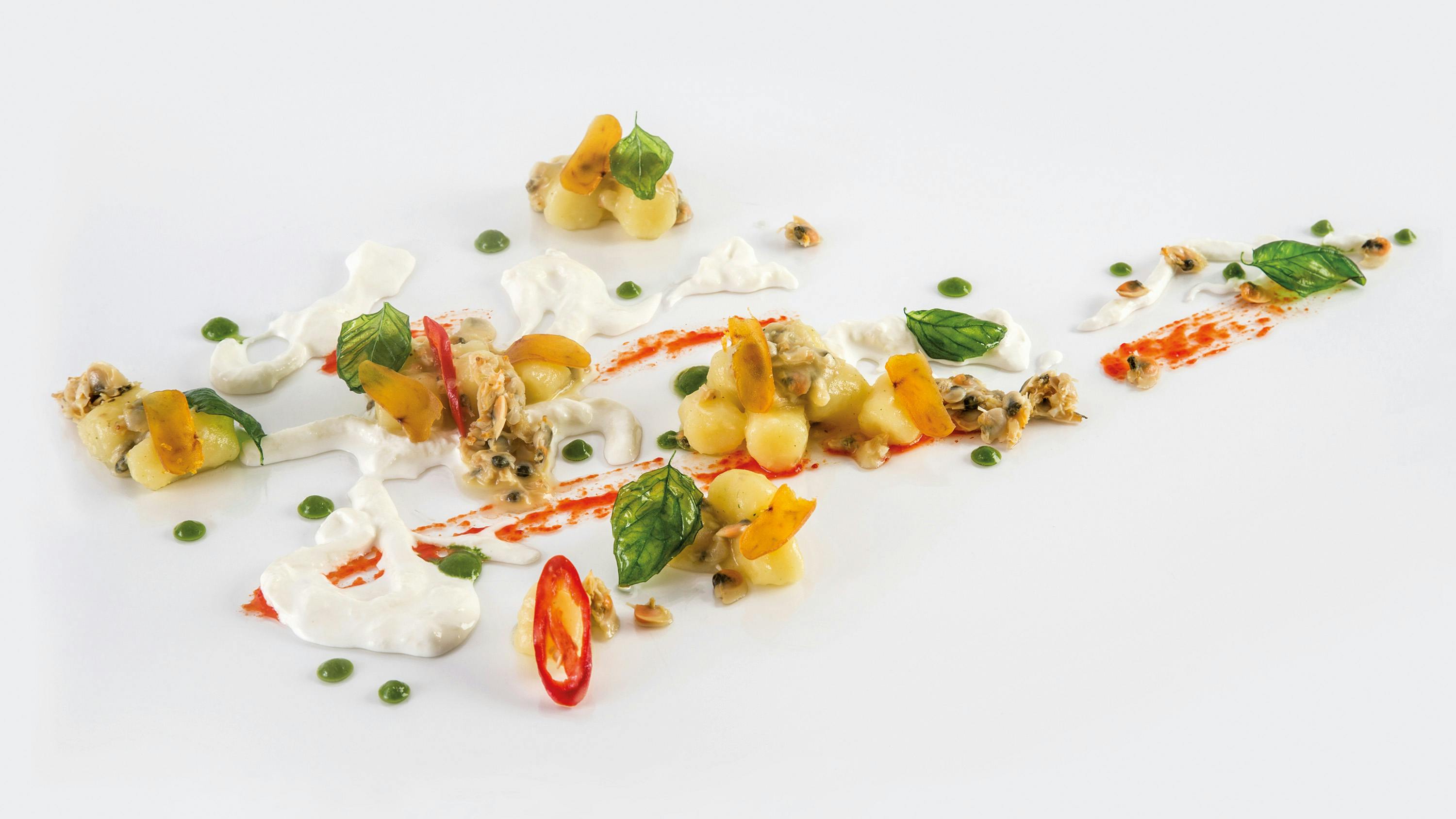 Gnocchi di patate alle arselle con stracciatella e bottarga