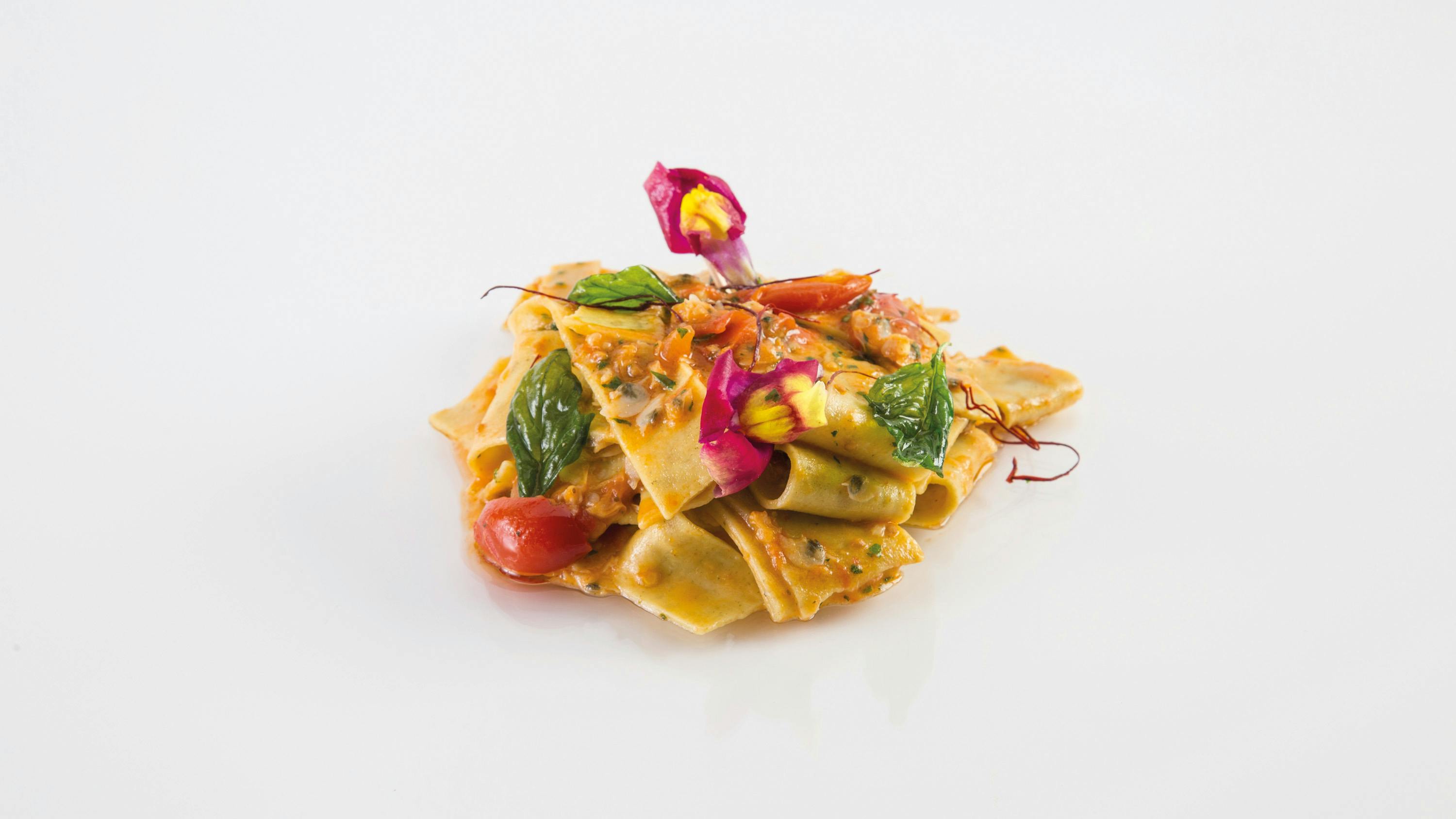 “Lasagnette casalinghe alle arselle alla moda della Barca” in salsa di arselline e pomodorino fresco