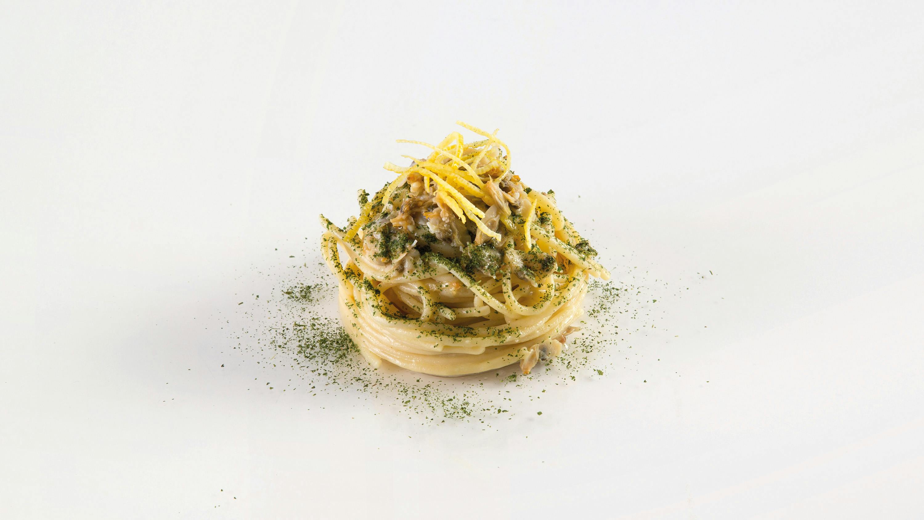 Spaghetto Felicetti risottato alle arselle e rifinito con polvere di capperi e limone
