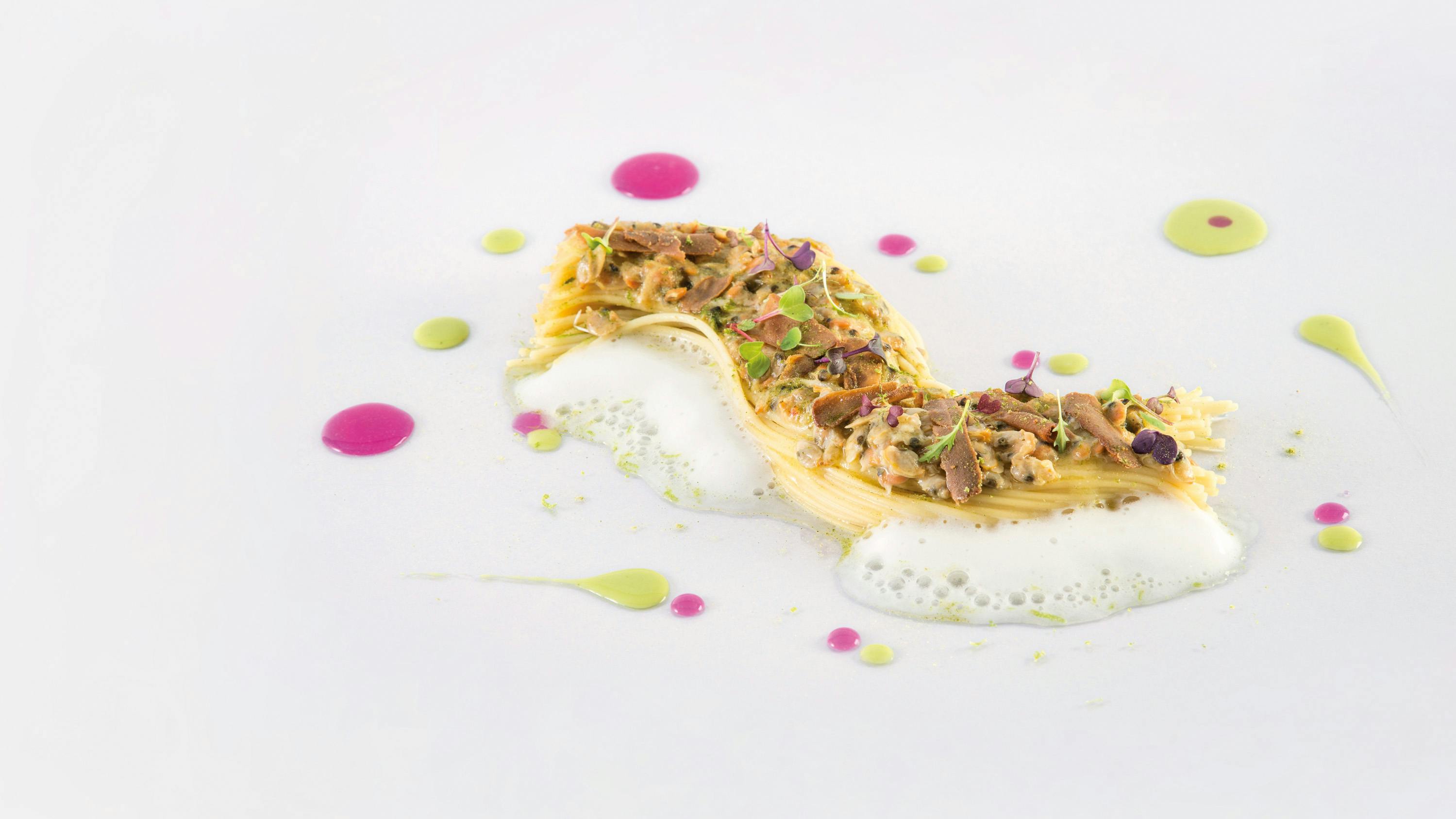 “Profumo di Versilia”: Spaghetto Ducato d’Amalfi, arselle versiliesi, aria di mare al lime e bottarga