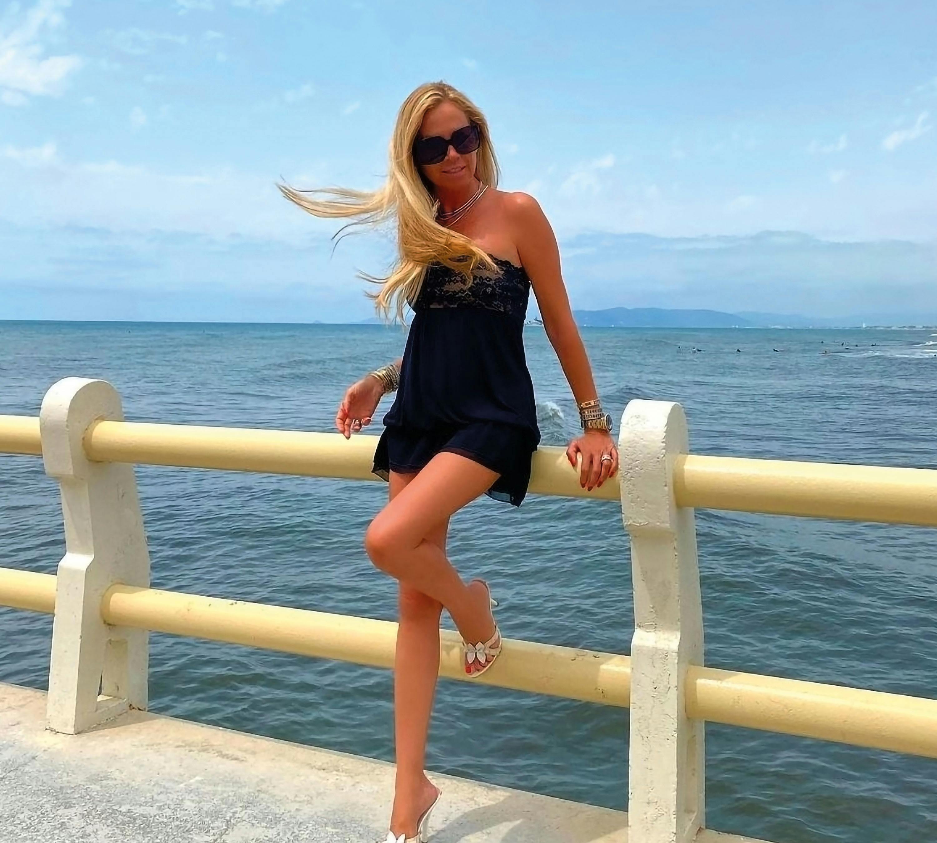 Federica Panicucci sul pontile di Forte dei Marmi Federica Panicucci sul pontile di Forte dei Marmi