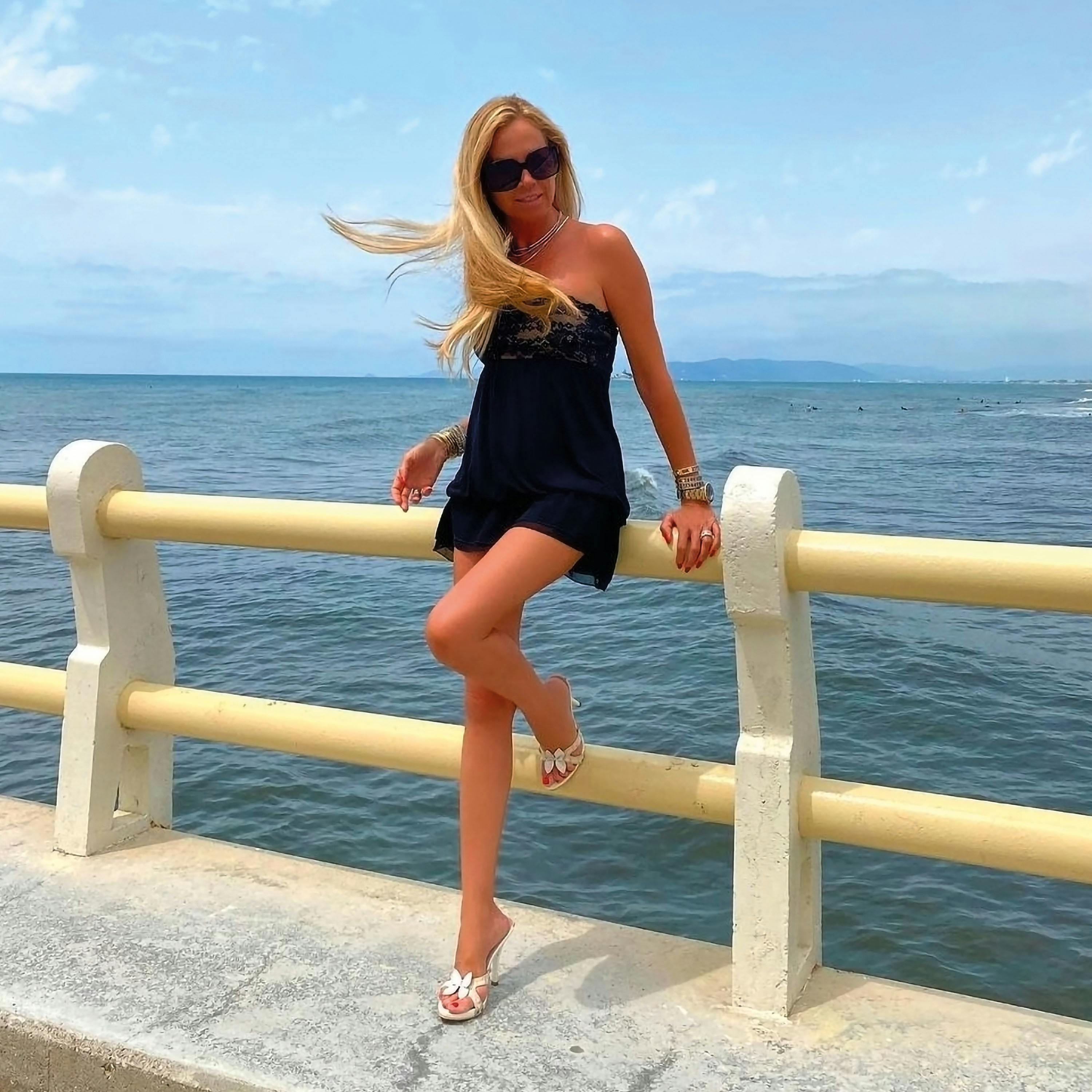 Federica Panicucci sul pontile di Forte dei Marmi