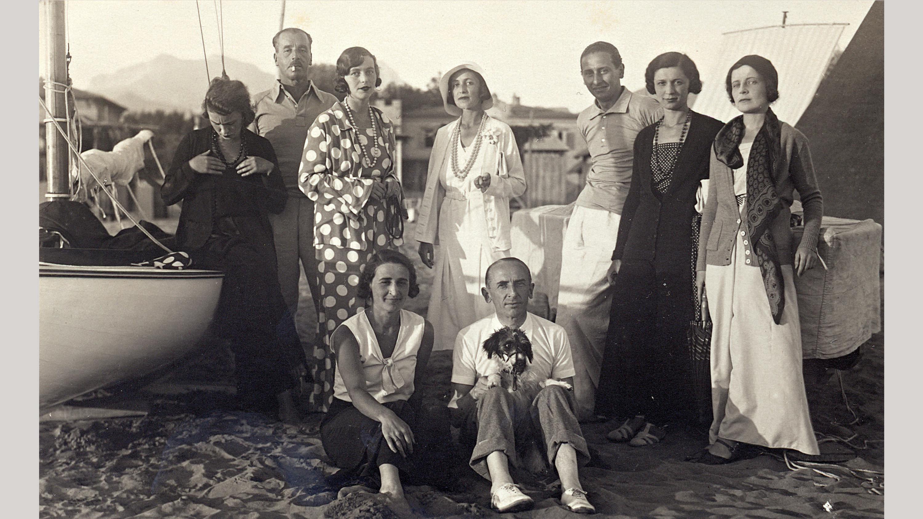 Il Conte Enea Silvio Piccolomini (in piedi a sinistra nella foto), primo presidente del sodalizio velico, con i Principi Donna Anna e Pio Corsini e altri amici sulla spiaggia del Forte ai primi del Novecento