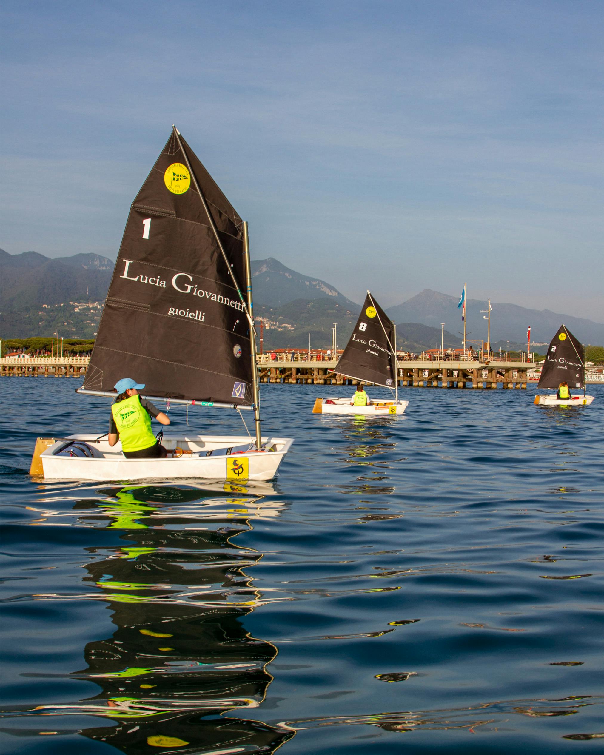 Giovani velisti della Compagnia della Vela di Forte dei Marmi nei pressi del Pontile