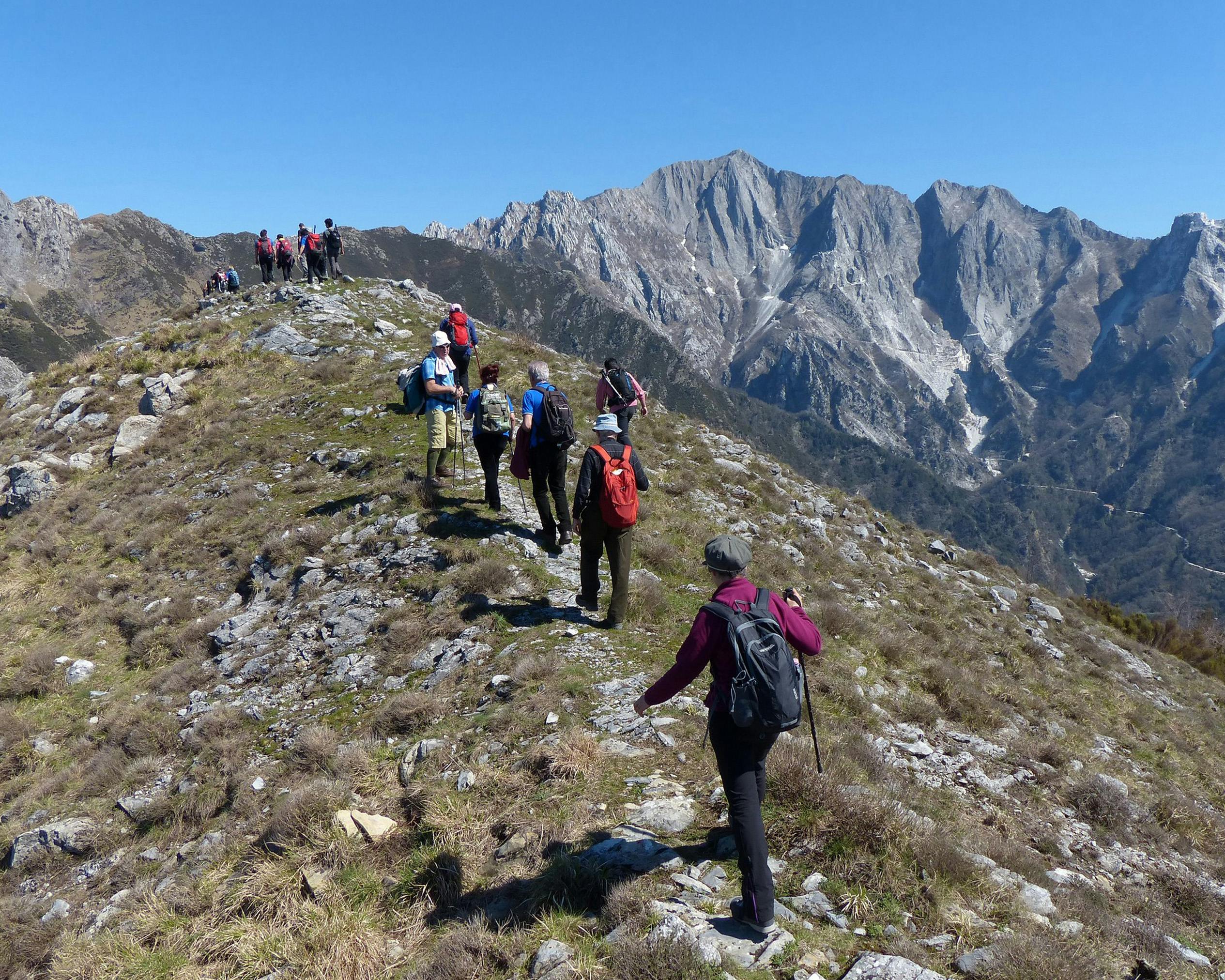 Escursionisti sulle Alpi Apuane