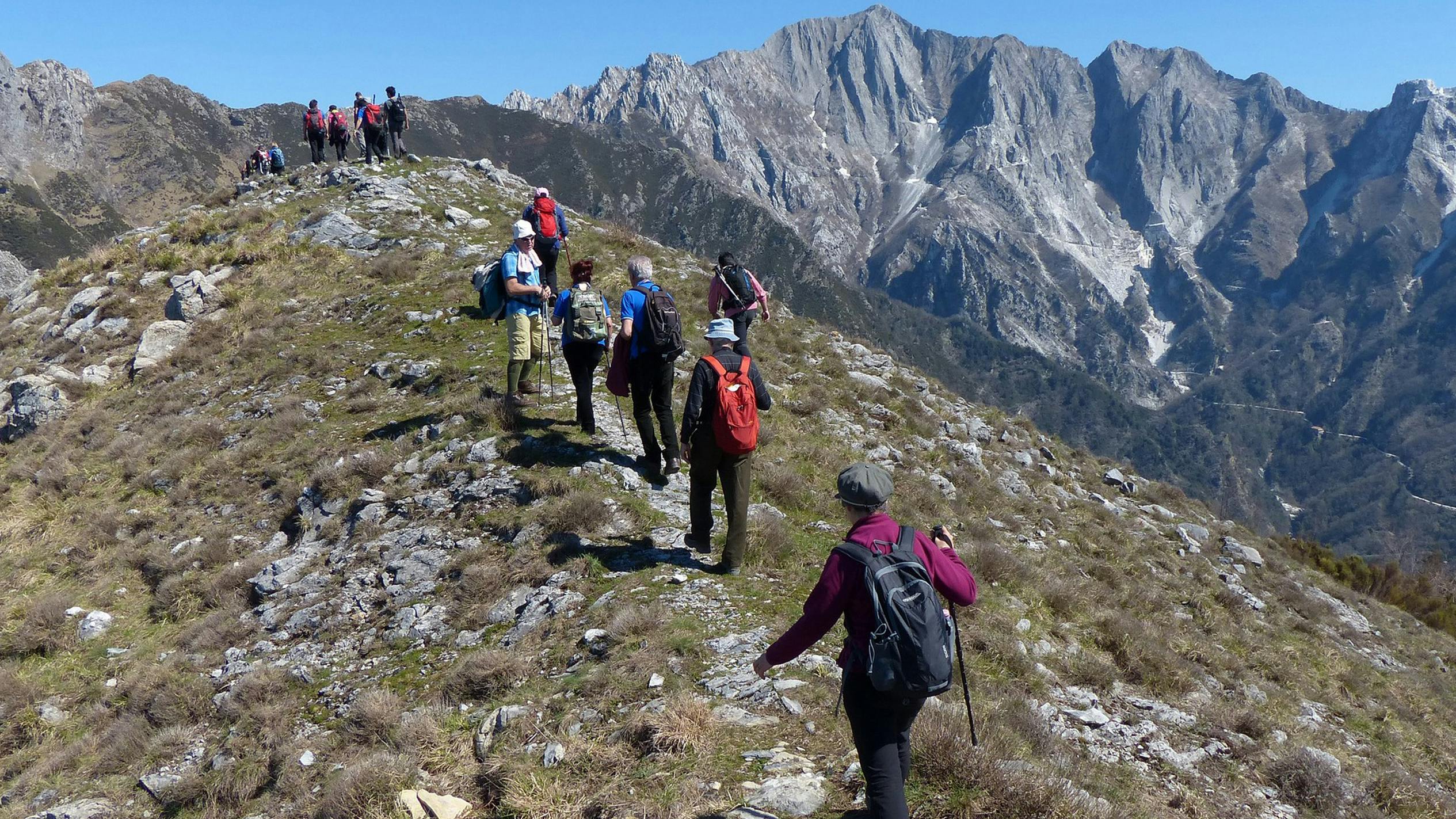 Escursionisti sulle Alpi Apuane