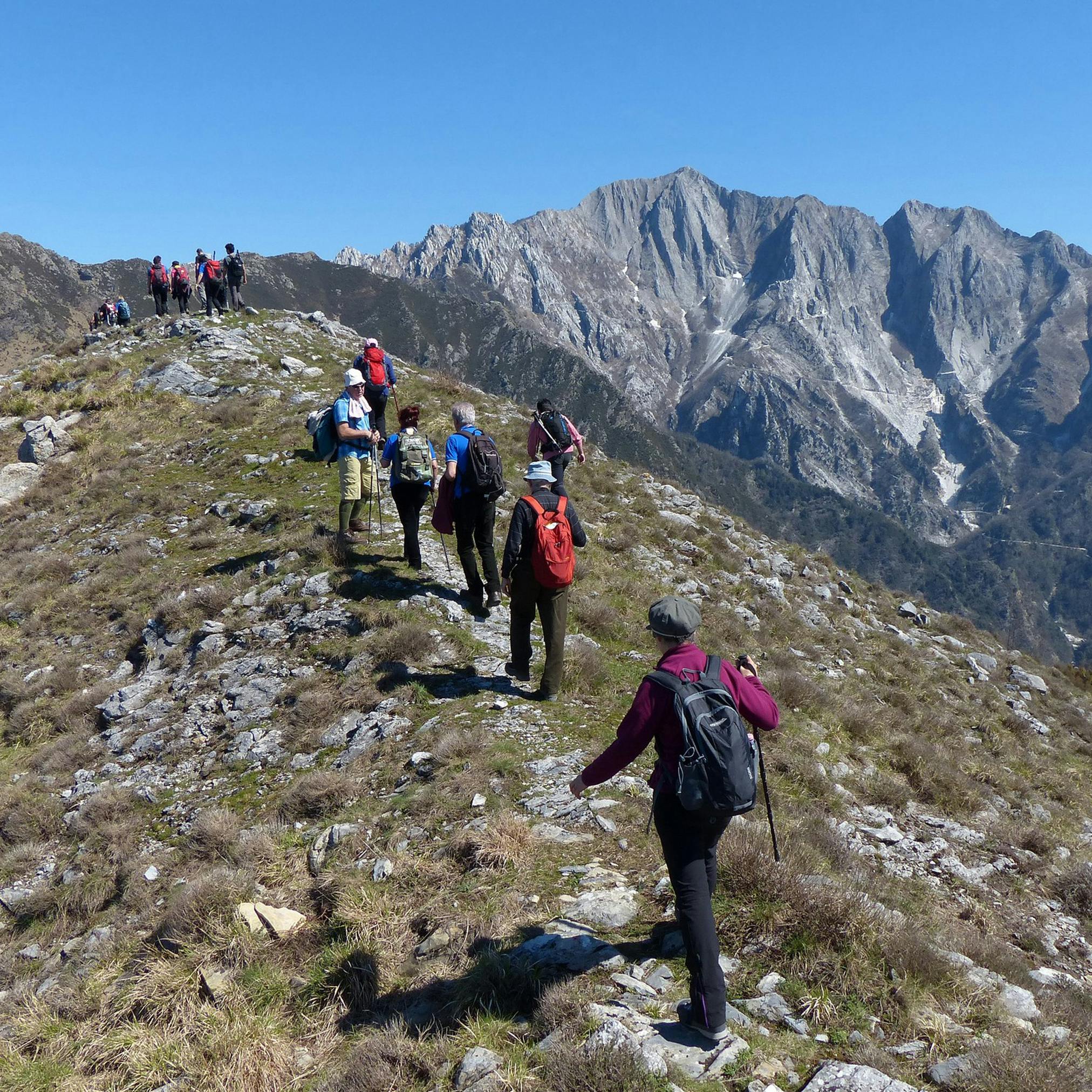 Escursionisti sulle Alpi Apuane