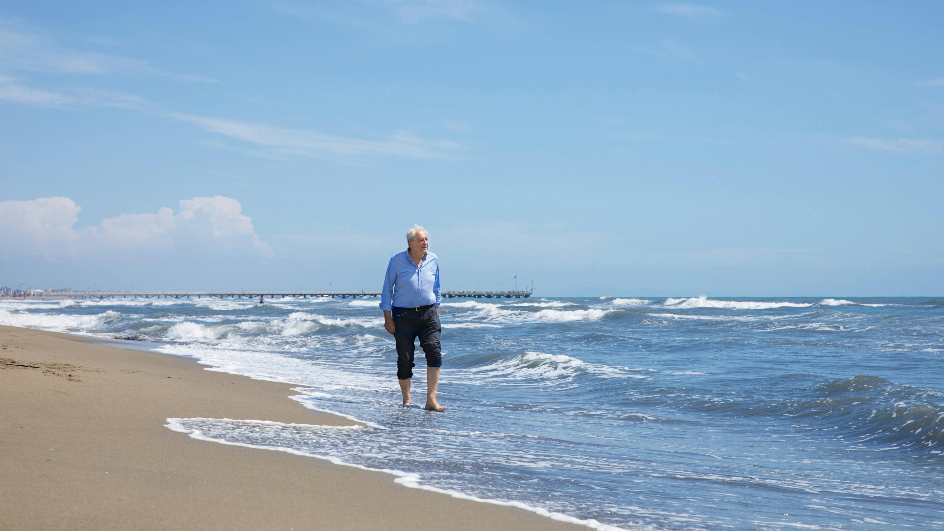 Marcello Lavizzari sulla spiaggia di Forte dei Marmi