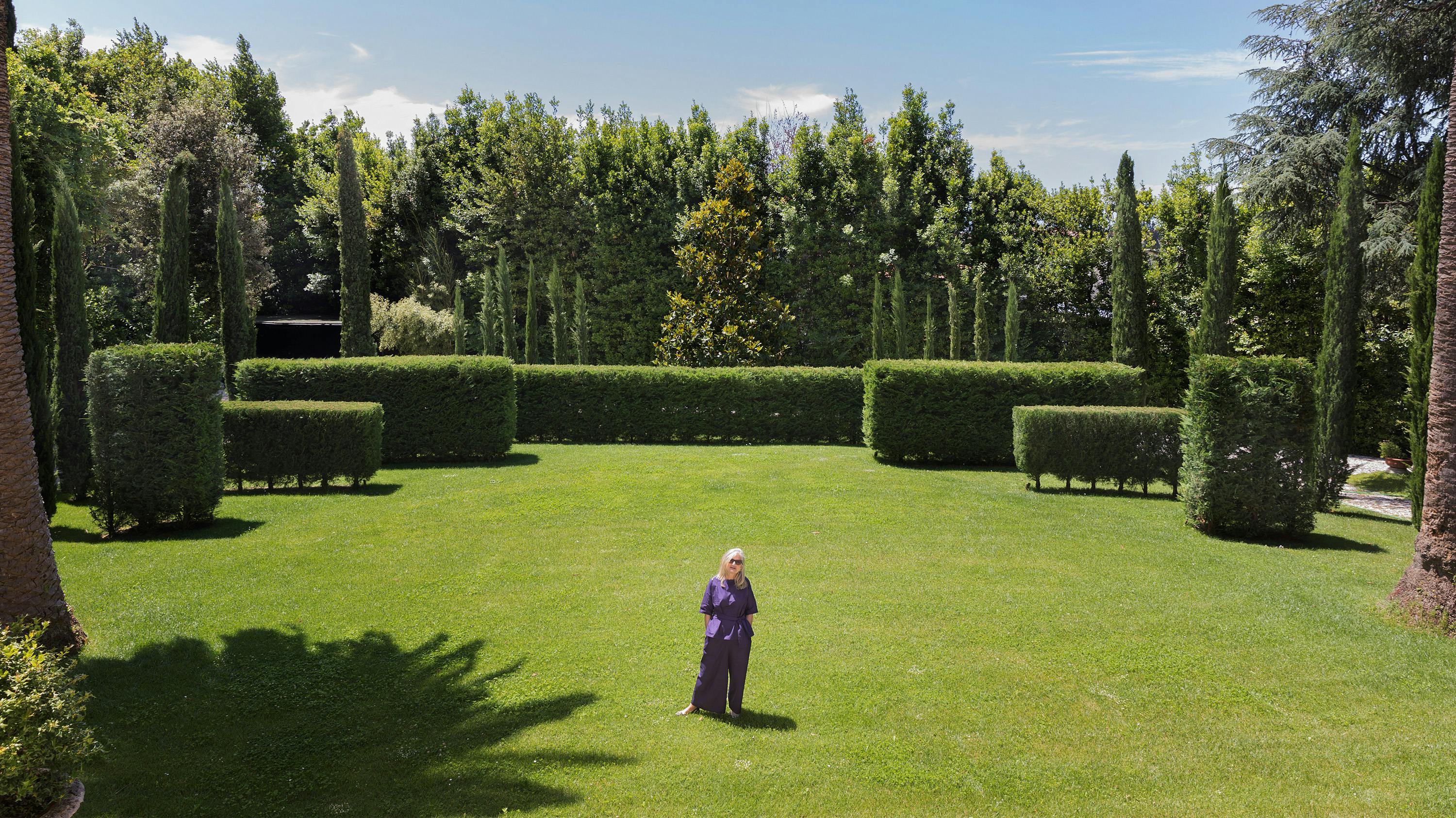 Maria Adriana Giusti nel parco di Villa Coloreda a Pietrasanta