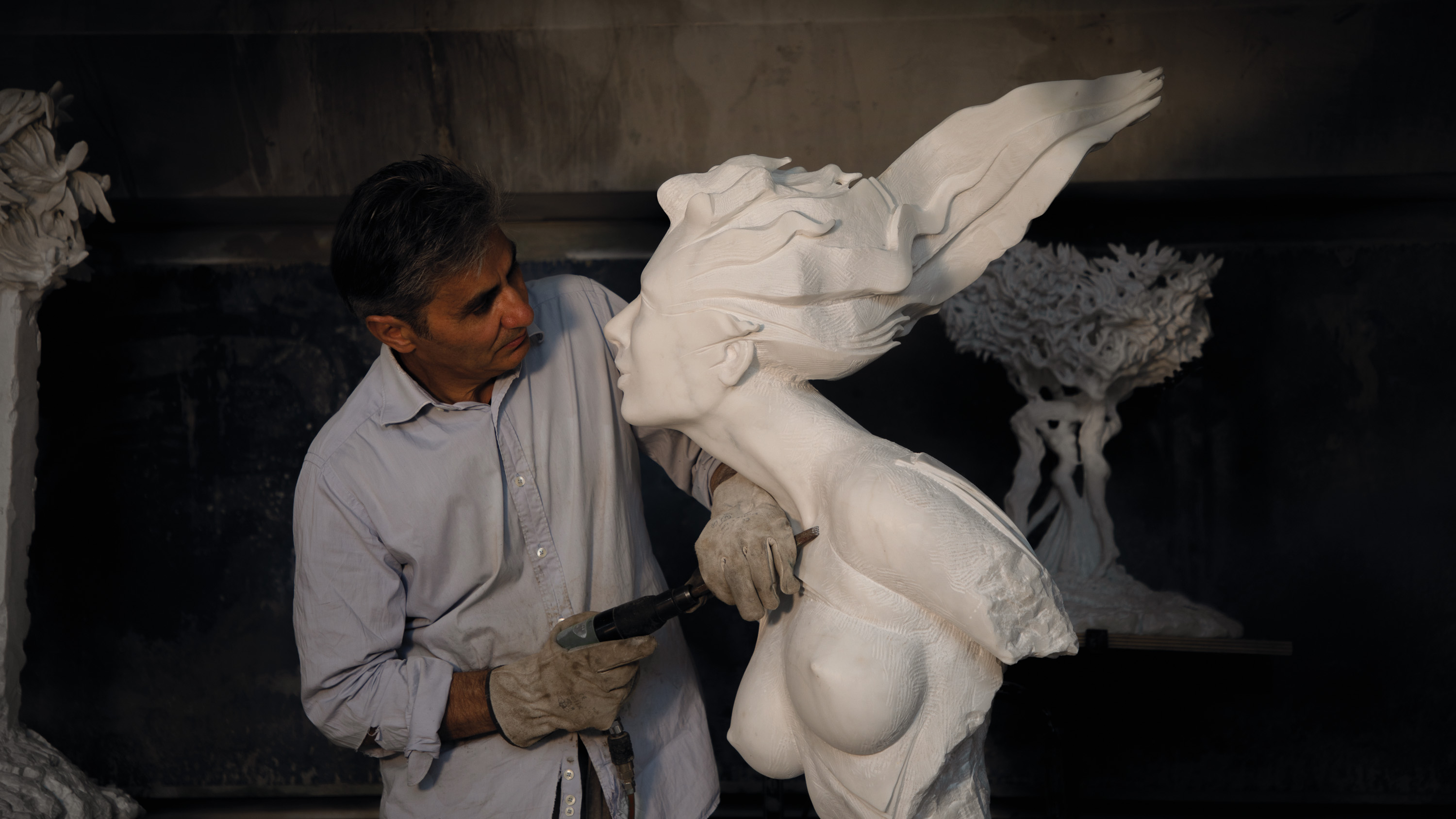 L'artista Andrea Roggi all'opera