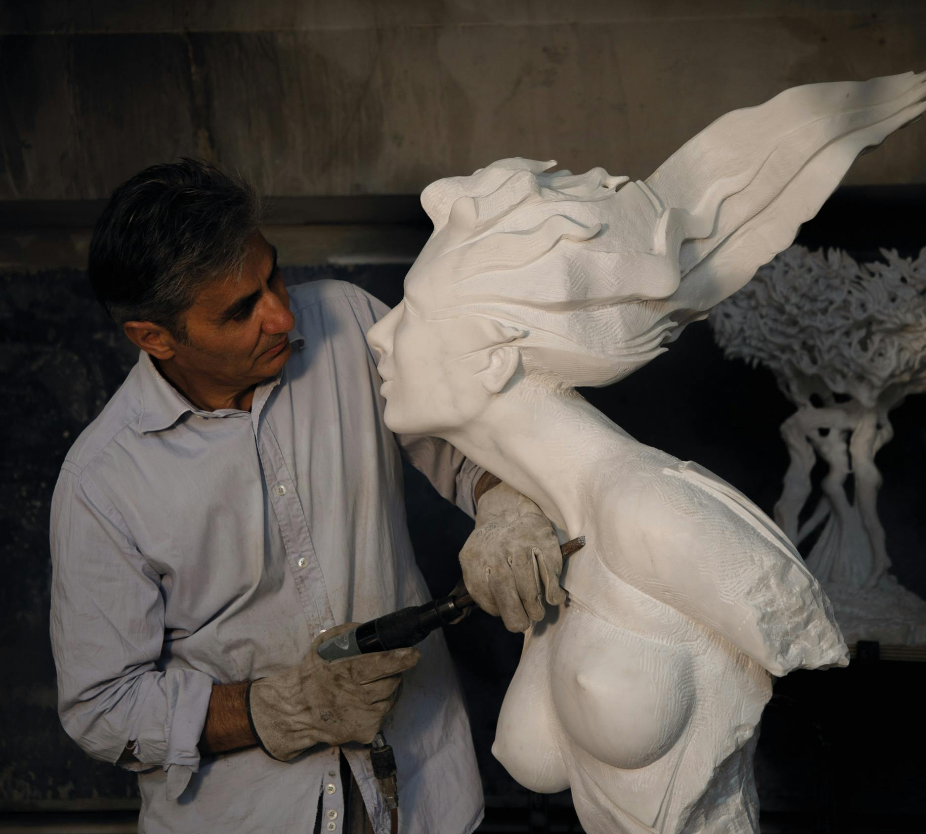 L'artista Andrea Roggi all'opera L'artista Andrea Roggi all'opera