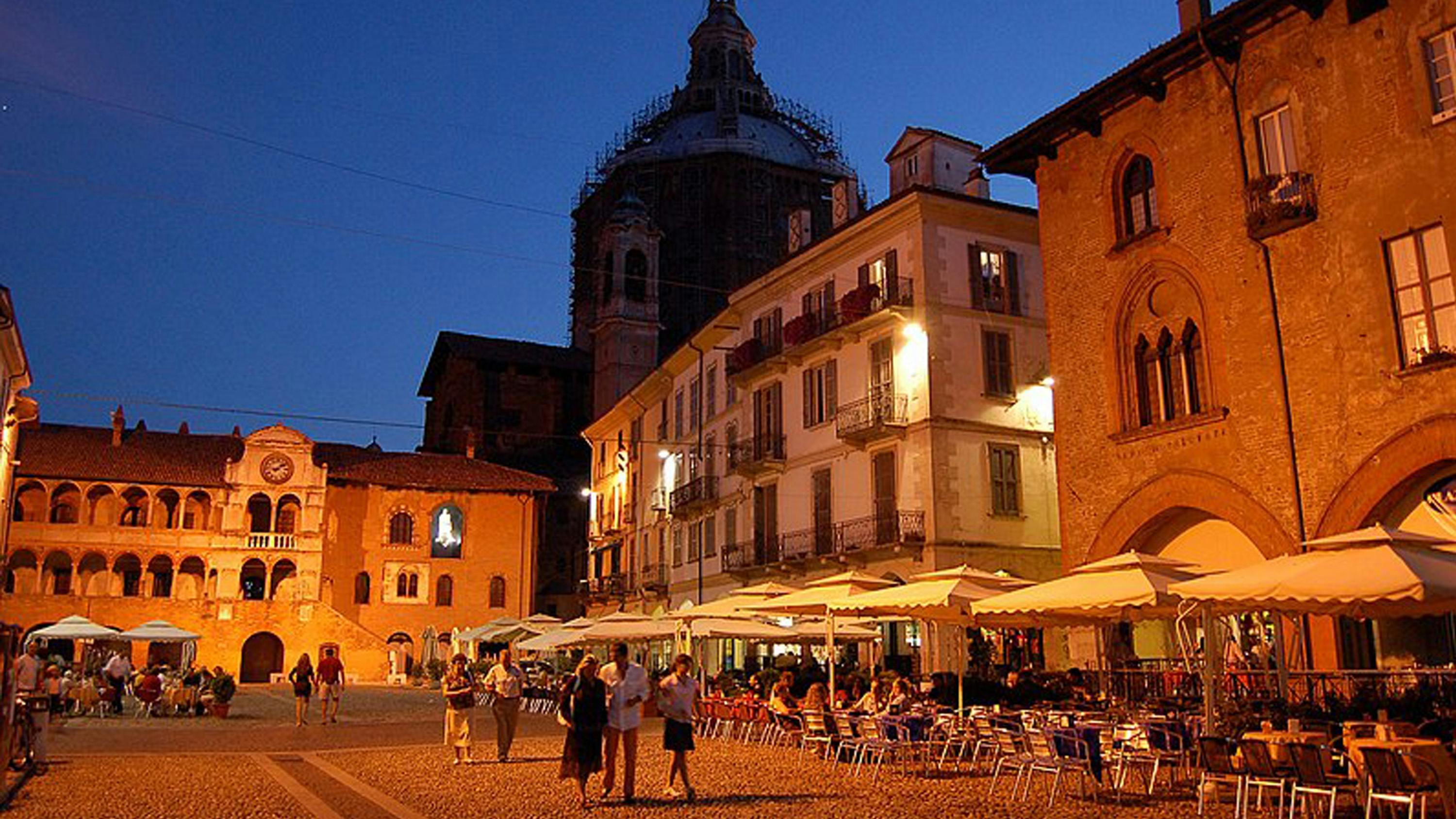 Pavia, piazza Vittoria