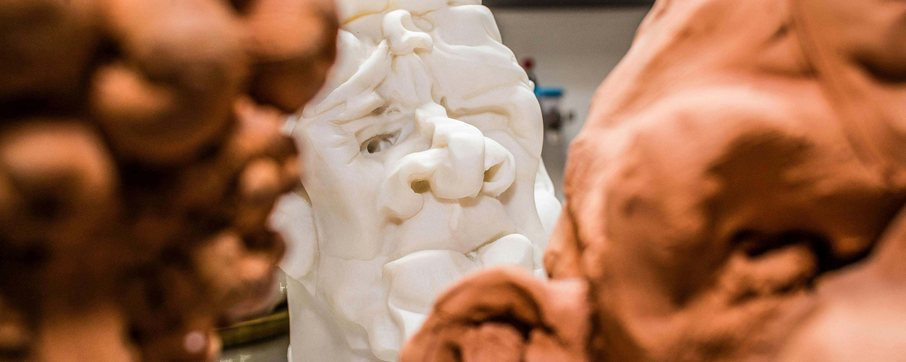 Henri Beaufour, Sculture in argilla e marmo. Teste, il Diavolo, 2022 Henri Beaufour, Sculture in argilla e marmo. Teste, il Diavolo, 2022