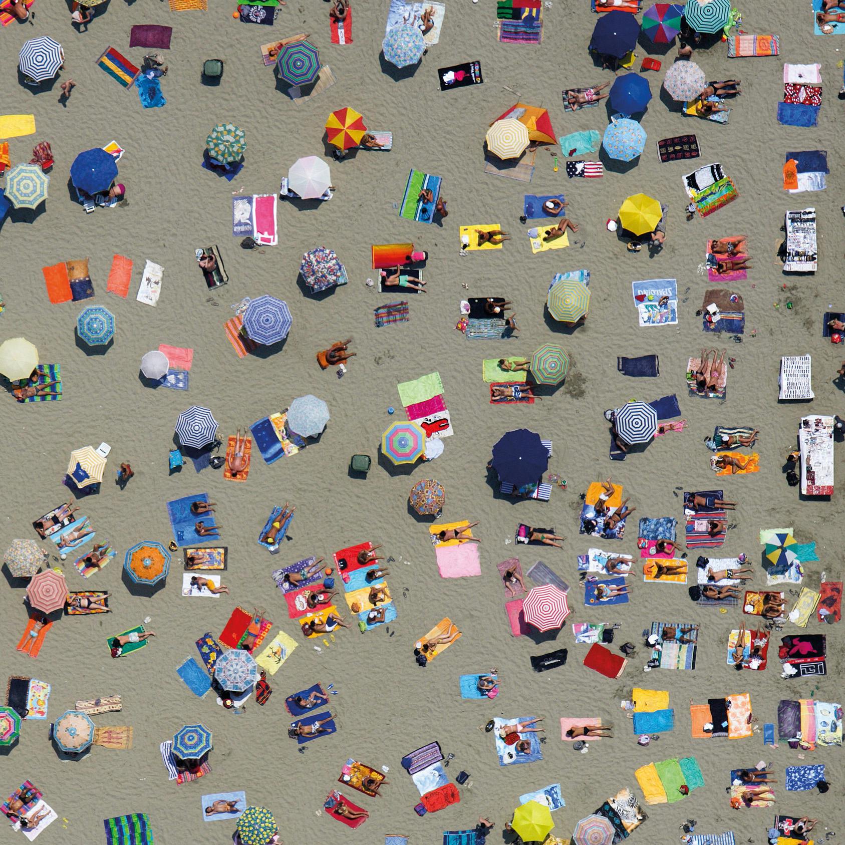 La spiaggia libera di Vittoria Apuana fotografata da Massimo Sestini per la campagna pubblicitaria della Regione Toscana