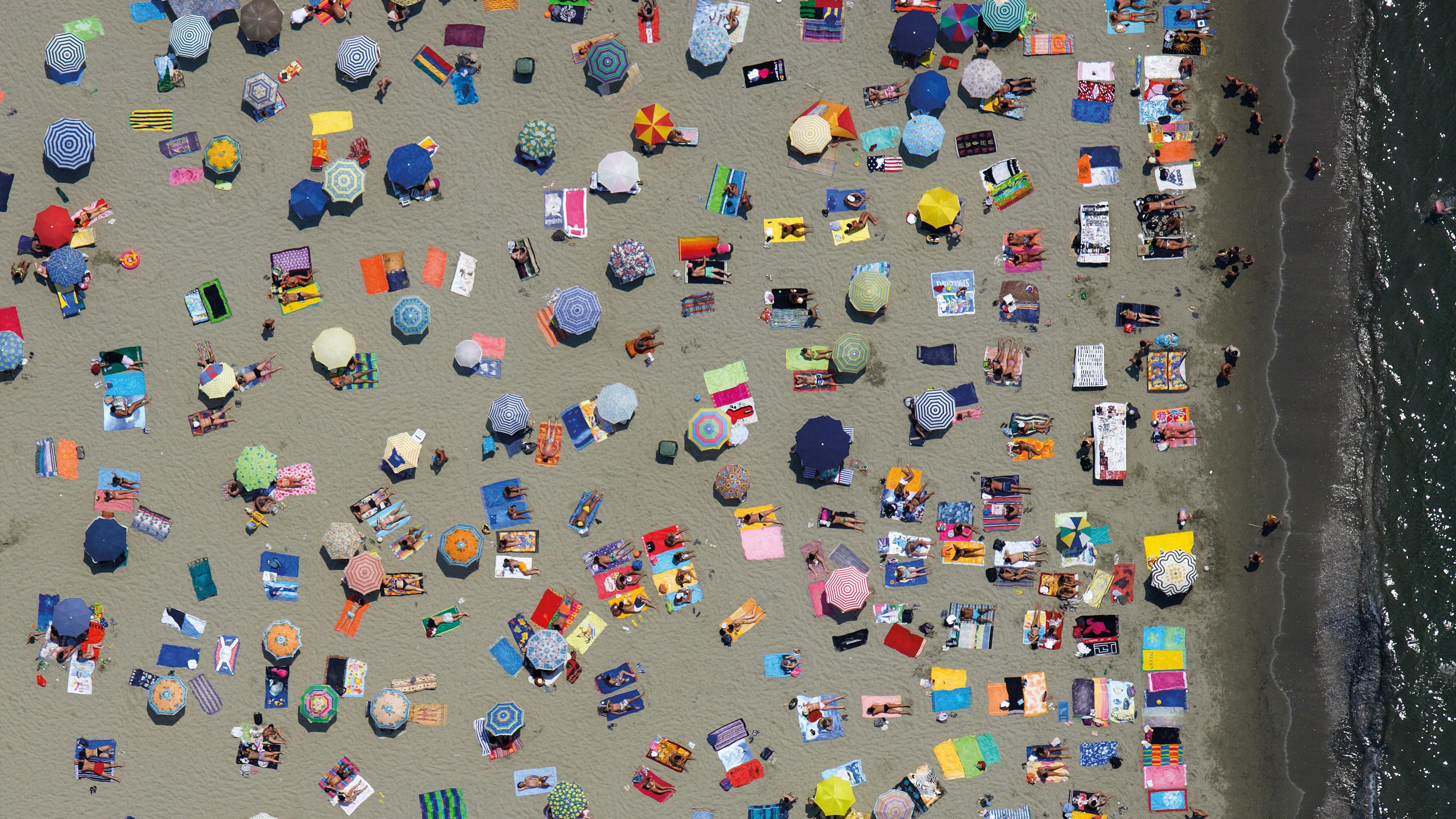 La spiaggia libera di Vittoria Apuana fotografata da Massimo Sestini per la campagna pubblicitaria della Regione Toscana