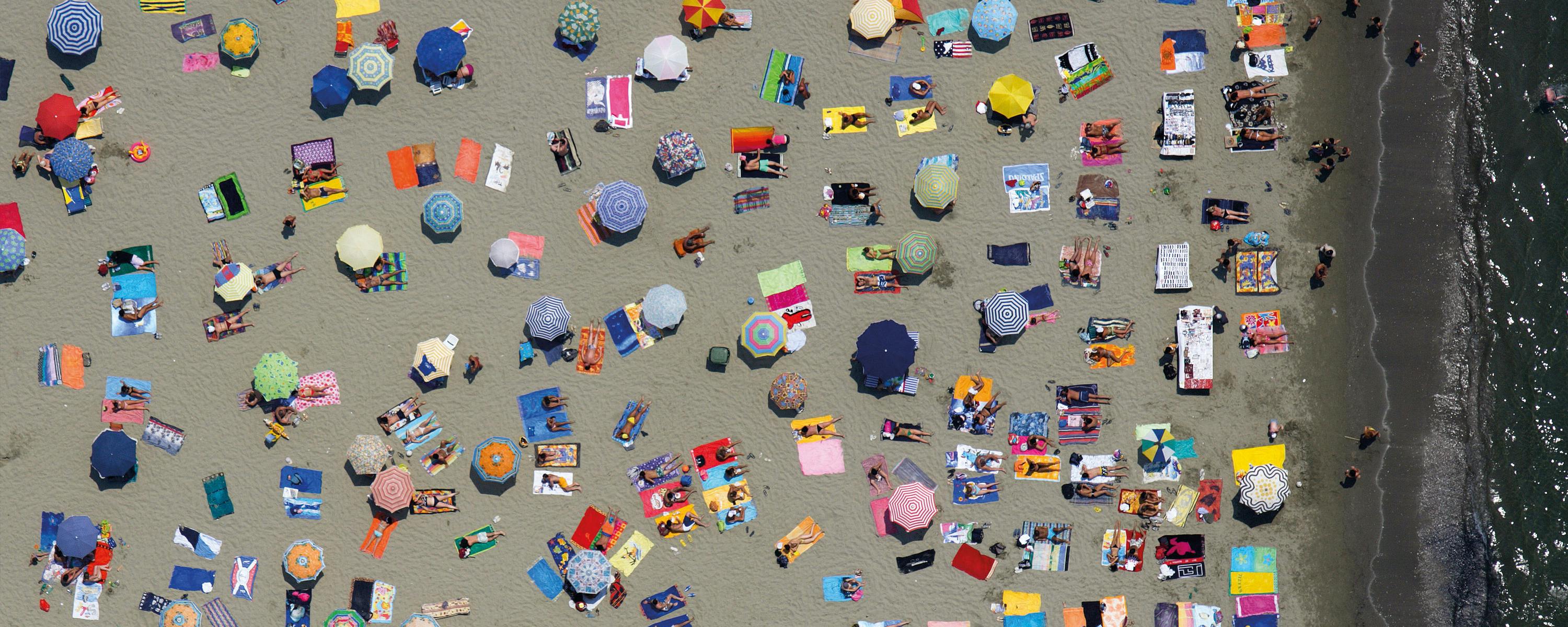 La spiaggia libera di Vittoria Apuana fotografata da Massimo Sestini per la campagna pubblicitaria della Regione Toscana La spiaggia libera di Vittoria Apuana fotografata da Massimo Sestini per la campagna pubblicitaria della Regione Toscana